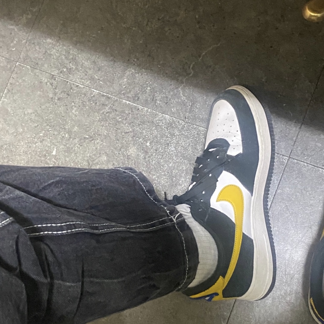 Nike Air Force 1 '07 LV8 Athletic Club Black Dark Sulfur 착용 스타일