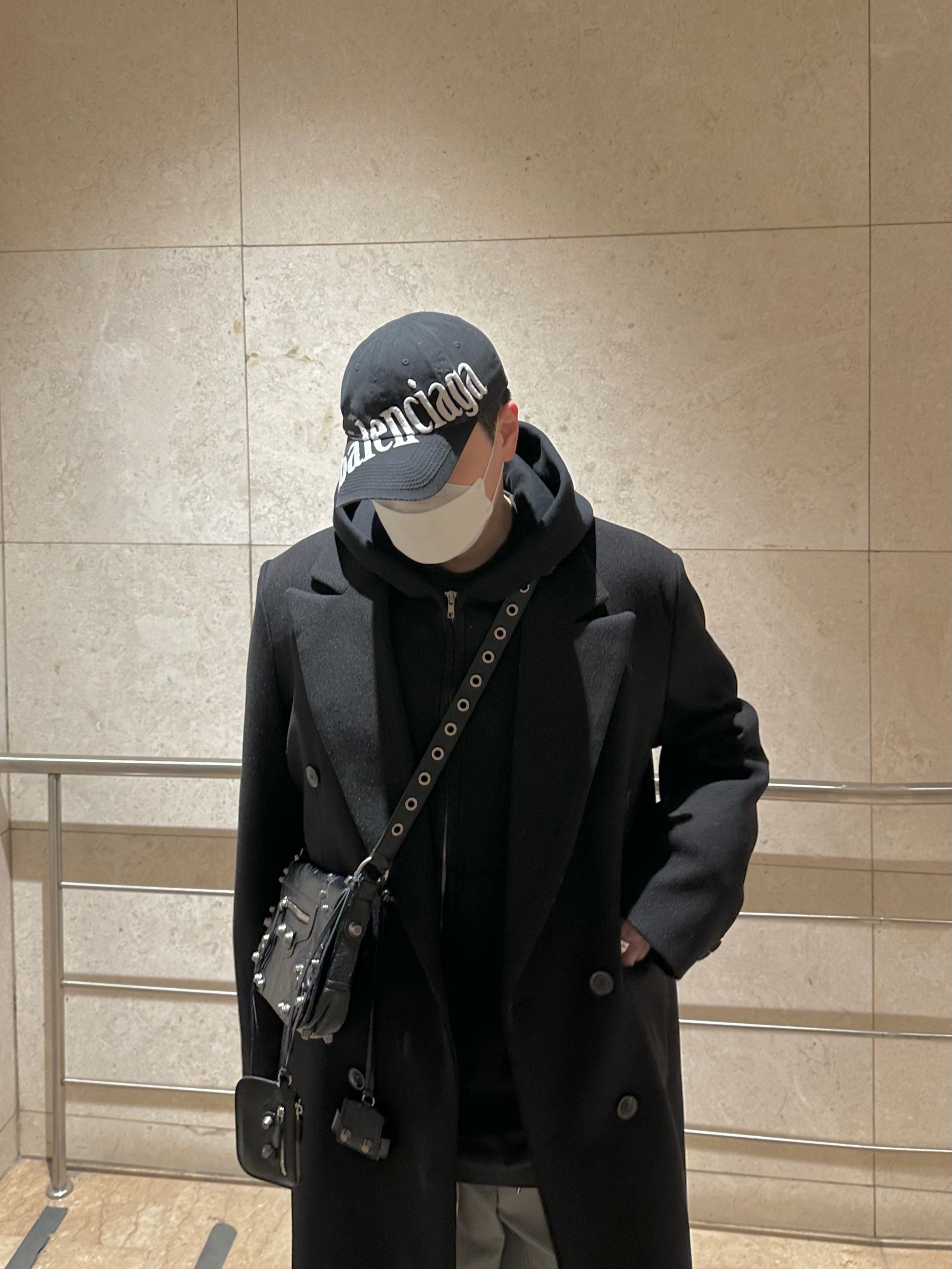 Yeezy Gap Engineered By Balenciaga Flame Cap Black, Balenciaga Arena Lambskin Le Cagole XS Shoulder Bag Black 착용 스타일 - 5