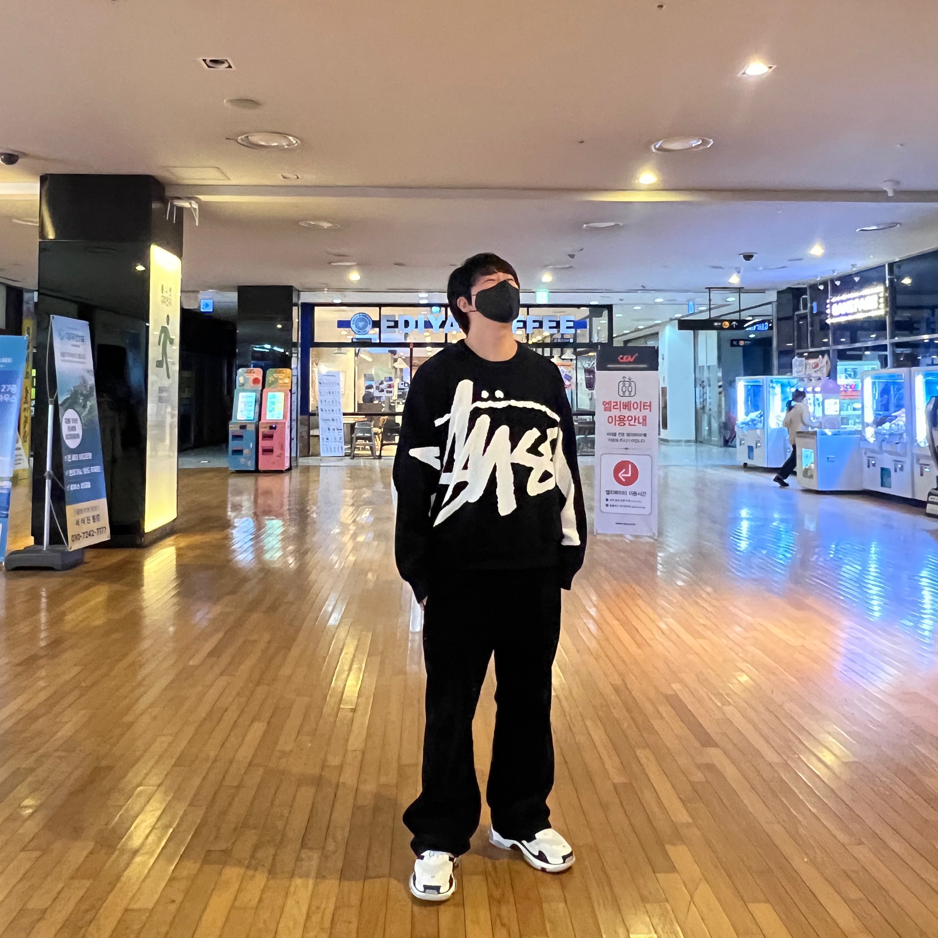 Balenciaga x Adidas Triple S Sneakers White Black, Stussy Stock Sweater Black 착용 스타일 - 1