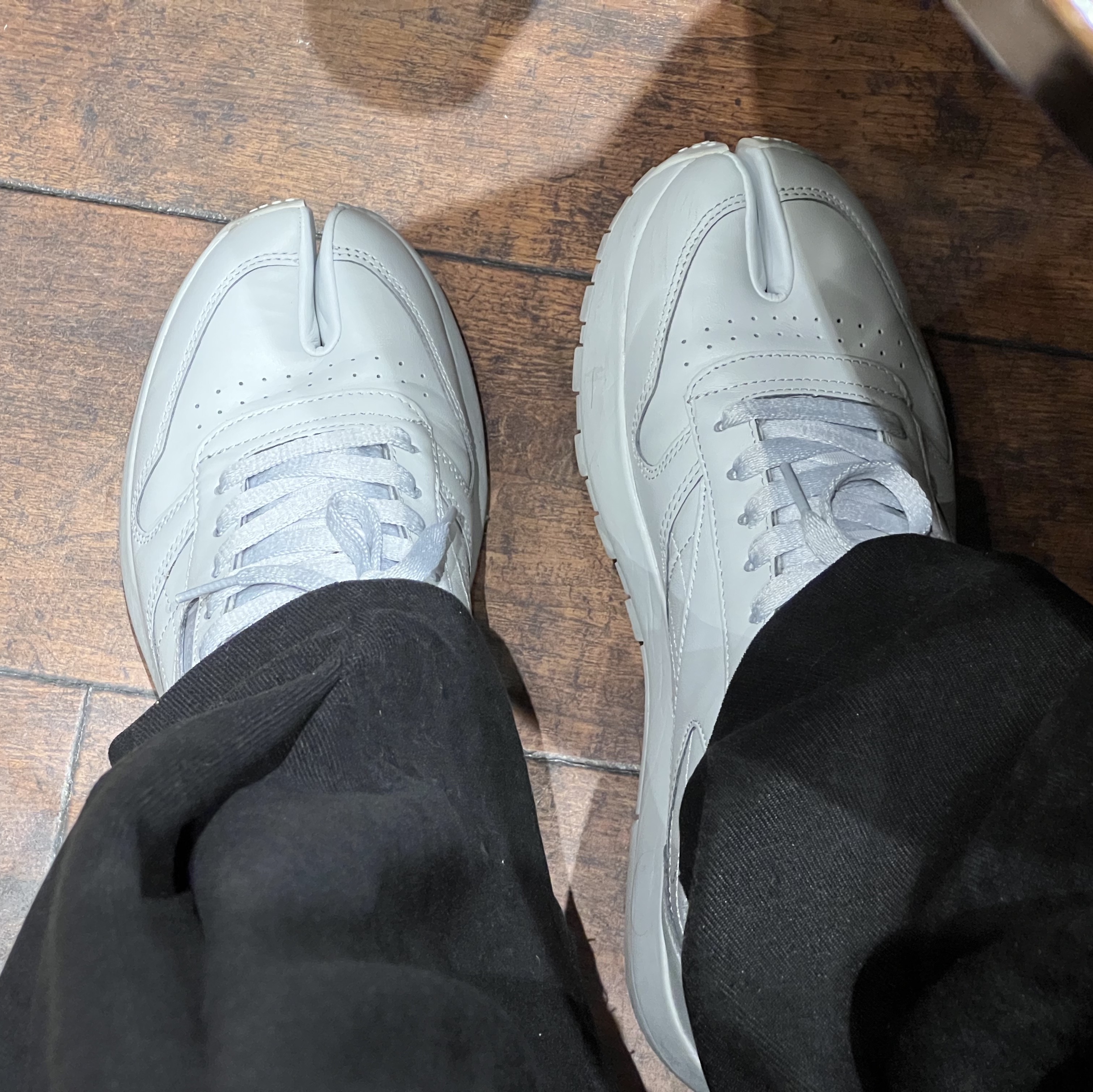 Reebok x Maison Margiela Classic Leather Tabi Shoes Grey 착용 스타일 - 2