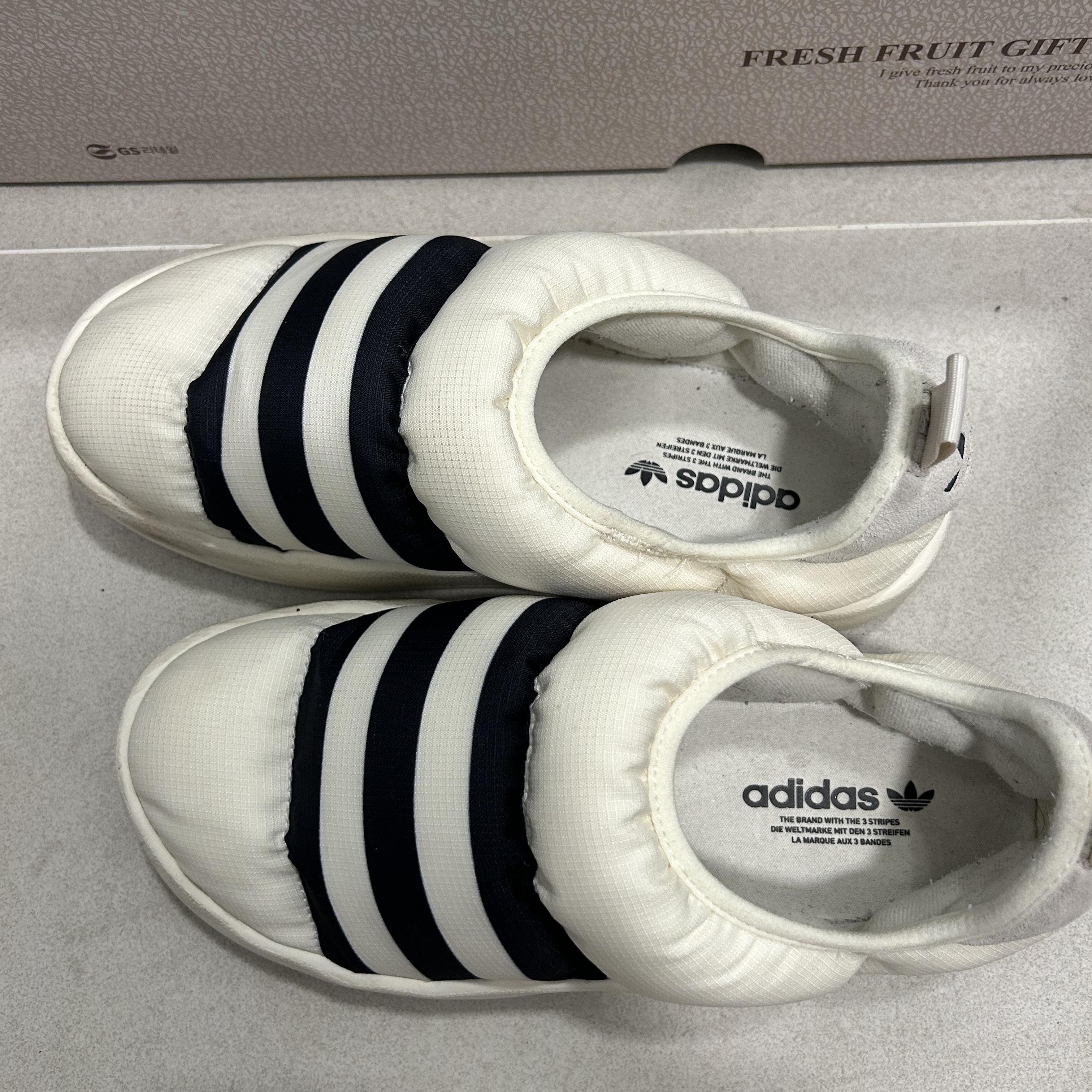 Adidas Puffylette Off White 착용 스타일