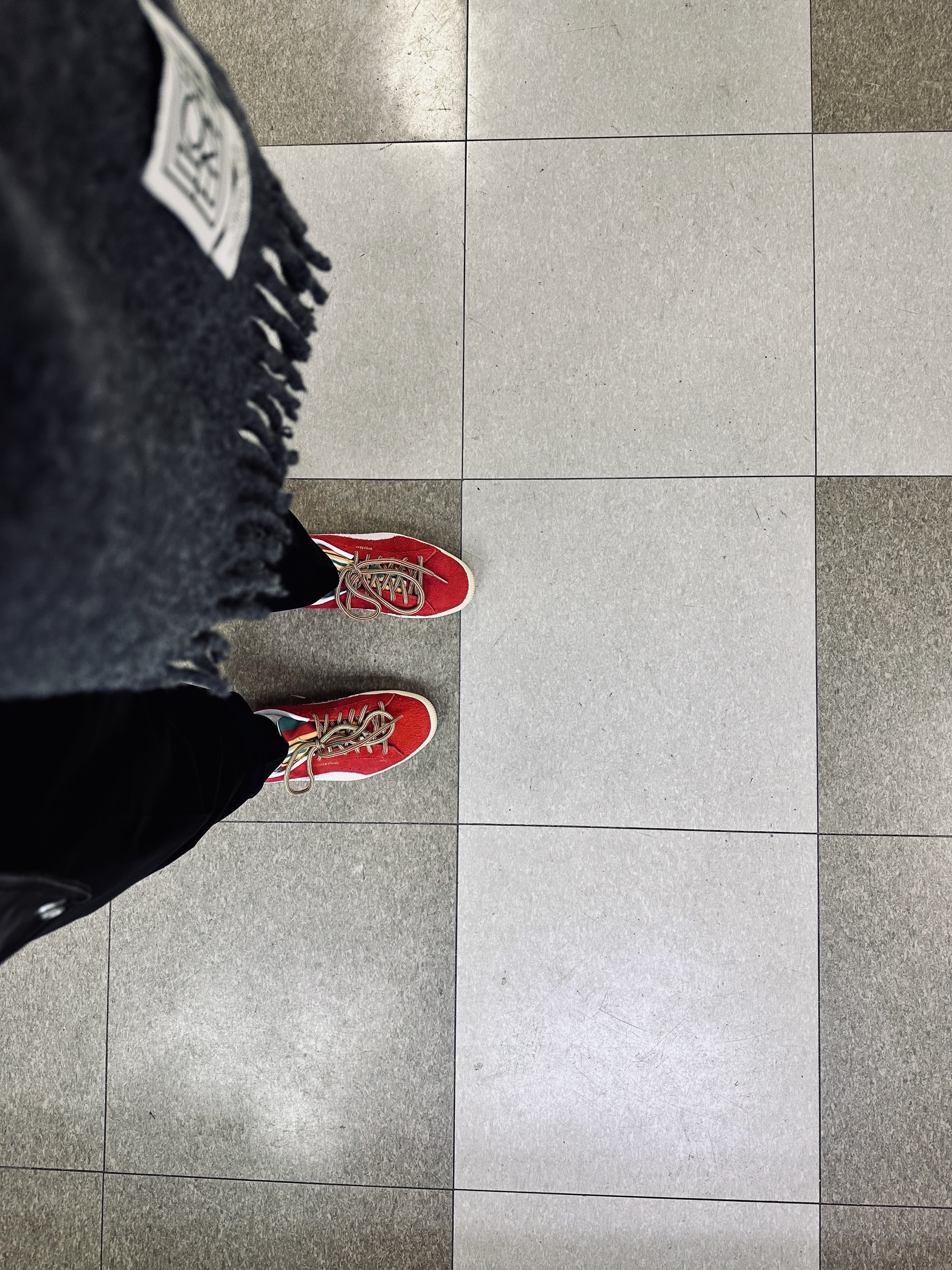 Puma x Casestudy Suede VTG Chinese Red, Toteme Classic Wool Muffler Dark Grey Melange 착용 스타일 - 3