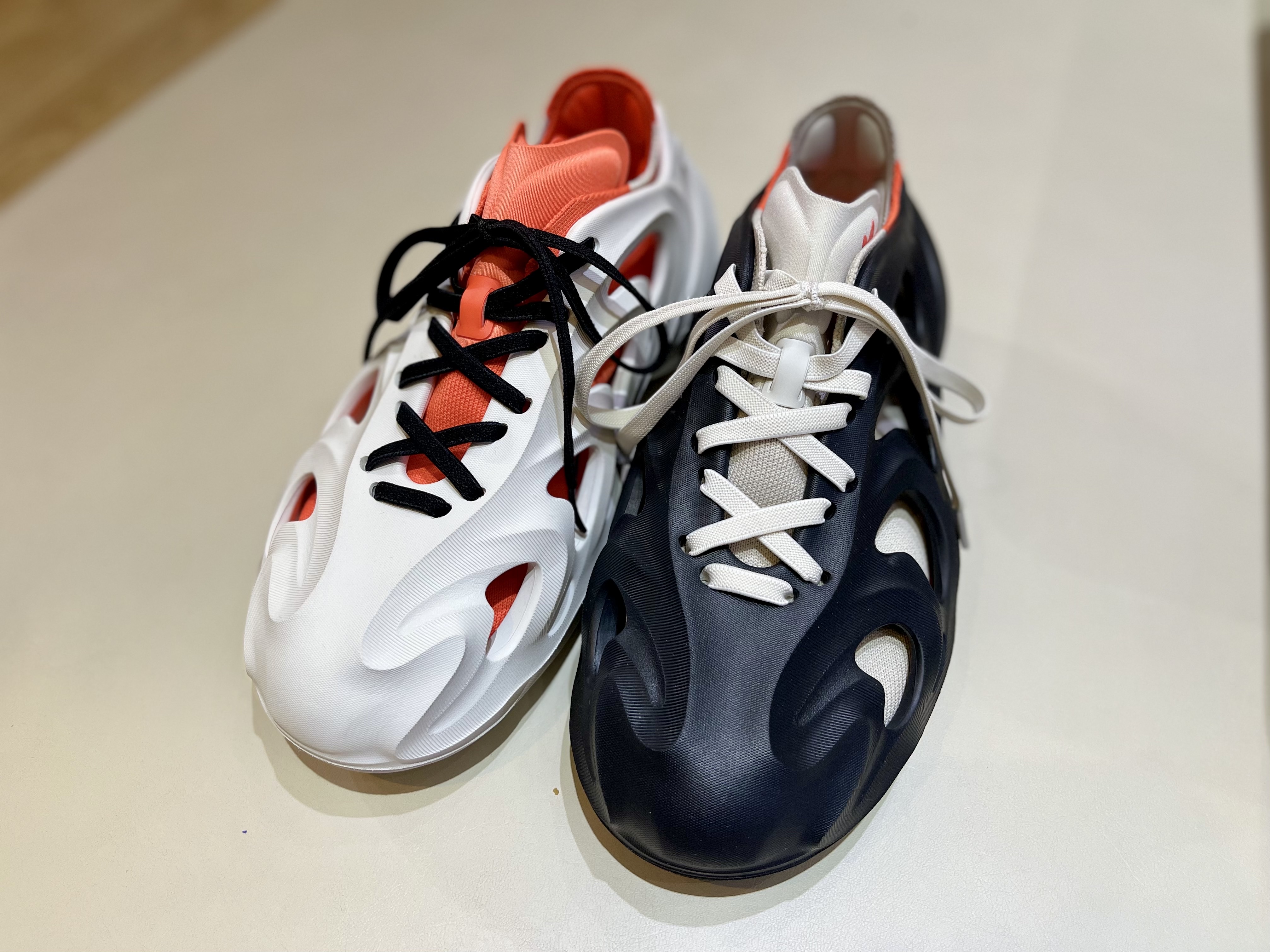Adidas Adifom Q Off White, Adidas Adifom Q Core Black Imperial Orange 착용 스타일 - 3