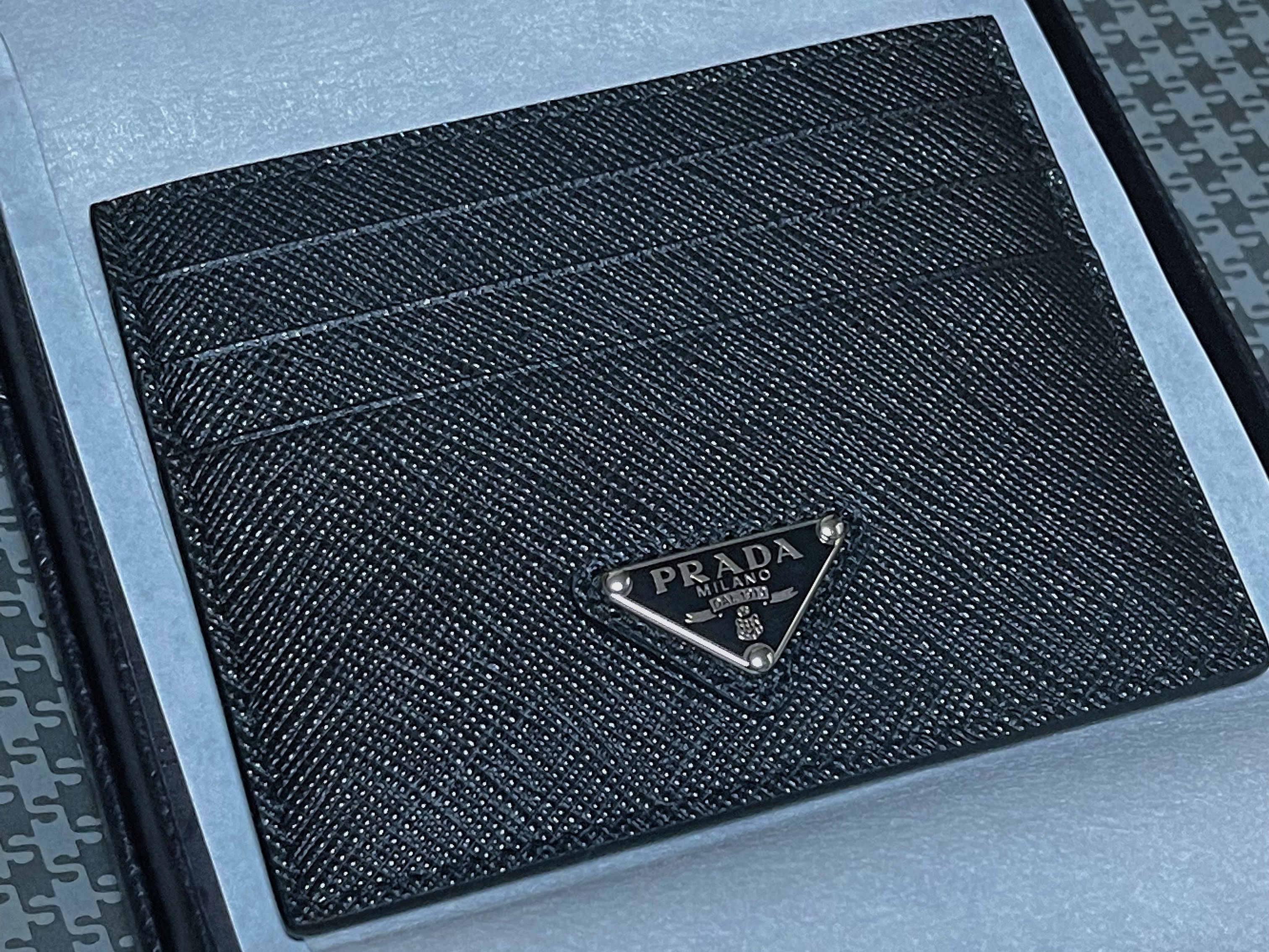 Prada Saffiano Leather Triangle Logo Card Holder Black Silver 착용 스타일