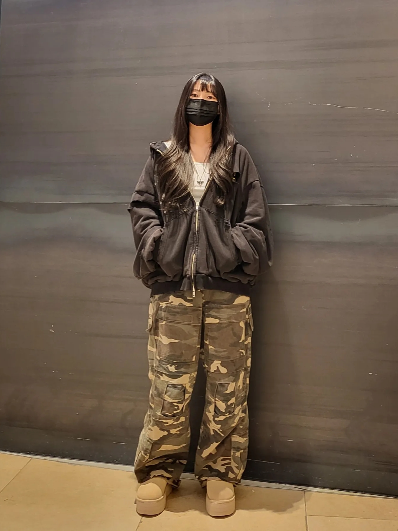 (W) UGG Classic Ultra Mini Platform Boots Driftwood, Prada Symbole Necklace Black 착용 스타일 - 1