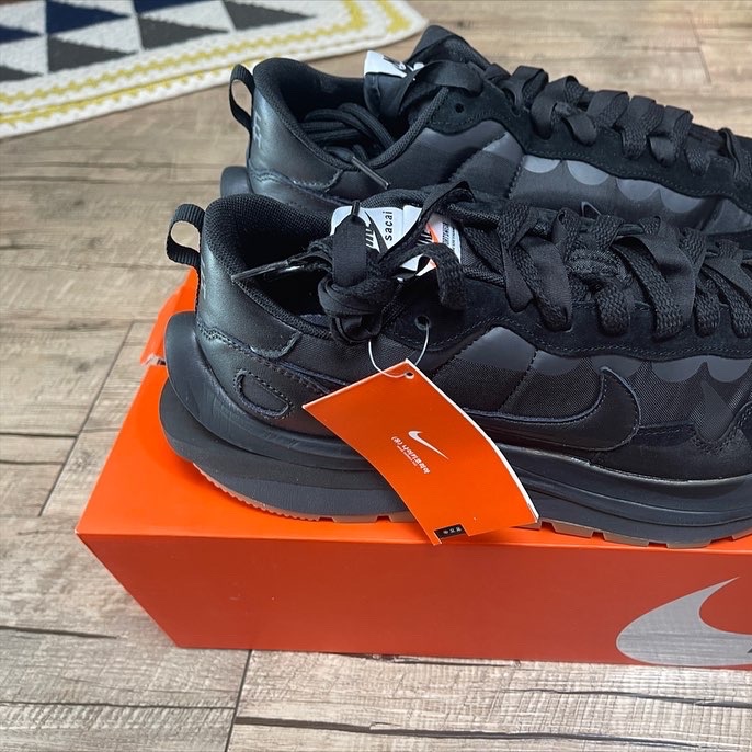 Nike x Sacai VaporWaffle Black and Gum 착용 스타일 - 3