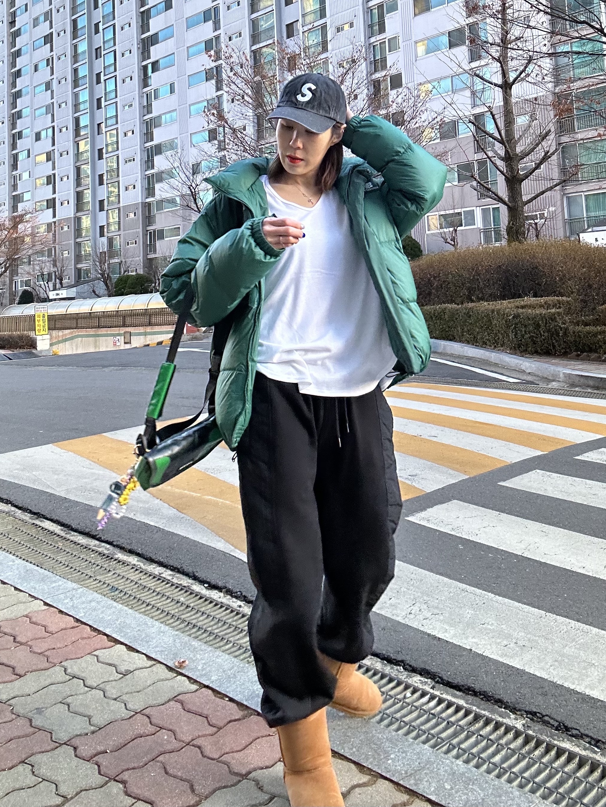 (W) UGG Classic Short II Boots Chestnut, Supreme Kevlar Denim S Logo 6-Panel Black - 22SS 착용 스타일 - 4