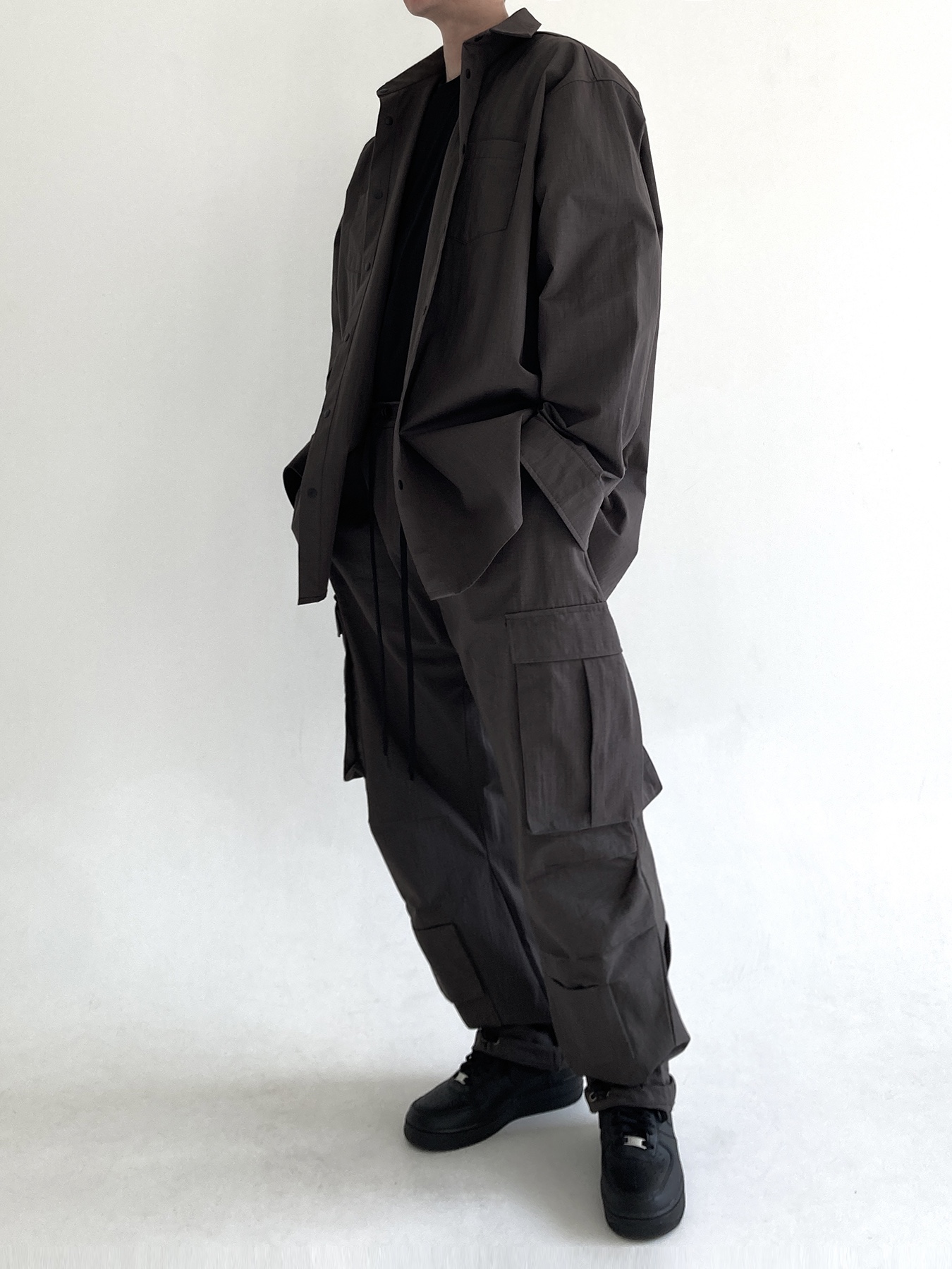 Nike Air Force 1 '07 Low Triple Black 착용 스타일 - 5