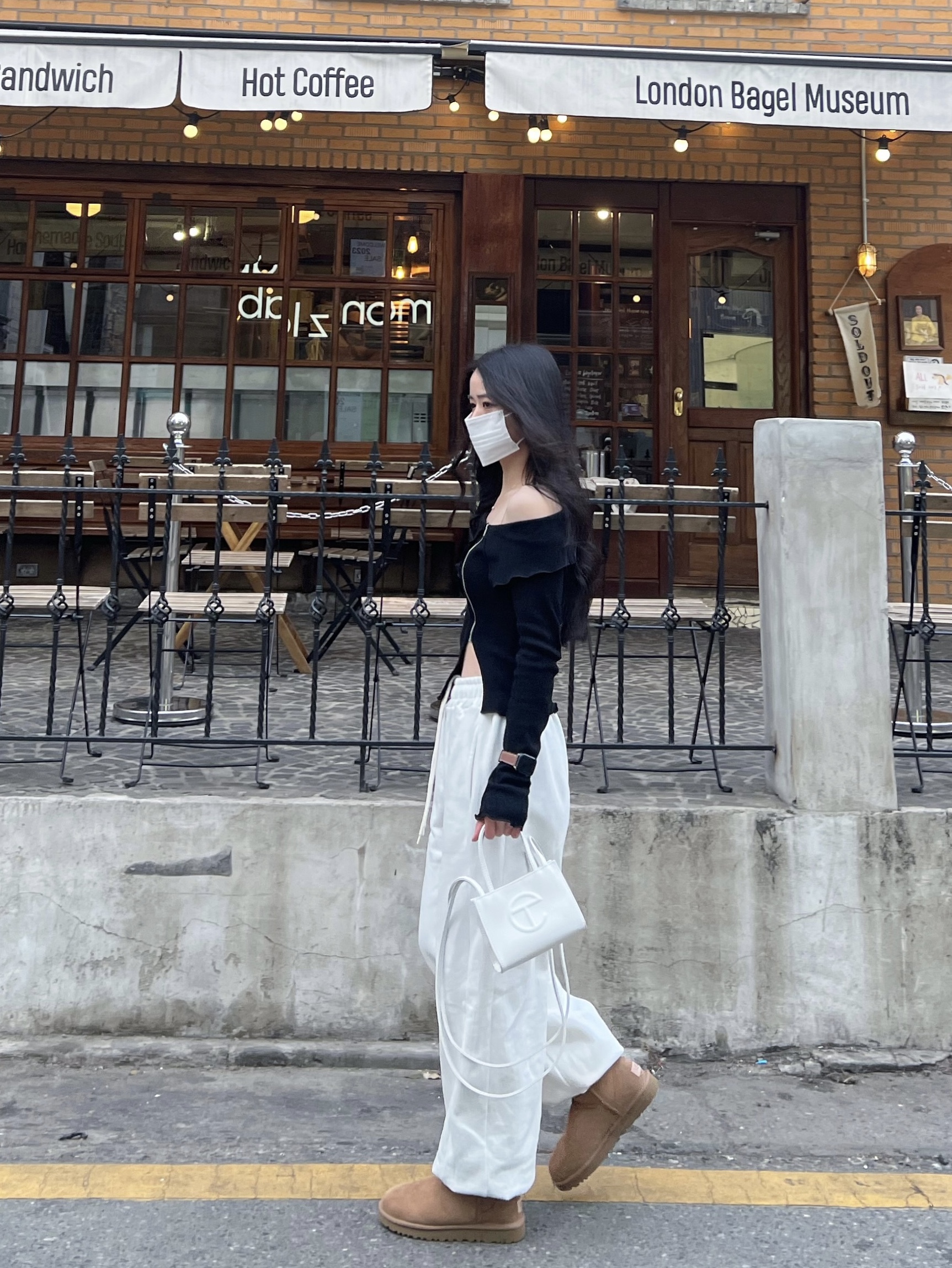 (W) UGG Classic Mini II Boots Chestnut, Telfar Small Shopping Bag White 착용 스타일 - 2