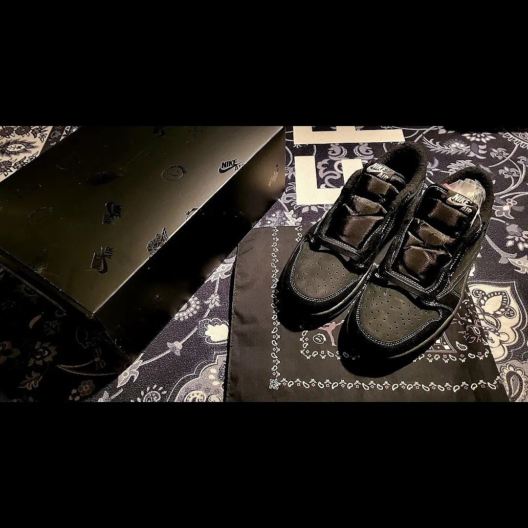 Jordan 1 x Travis Scott Retro Low OG SP Black Phantom 착용 스타일 - 2