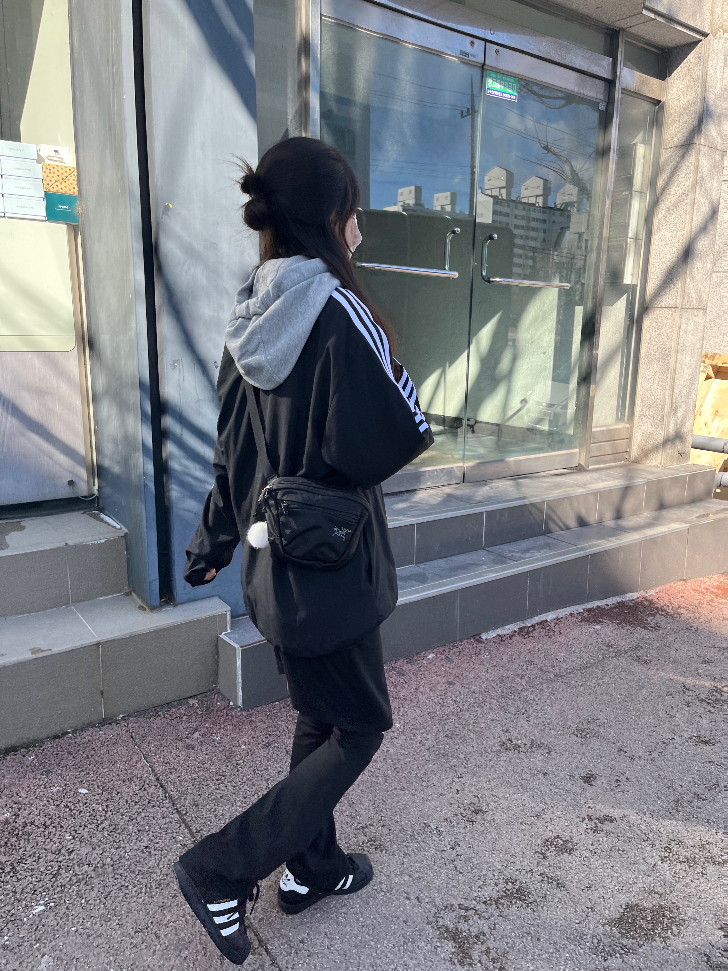 Arc'teryx Mantis 1 Waistpack Black, Adidas Superstar Core Black White 착용 스타일 - 2