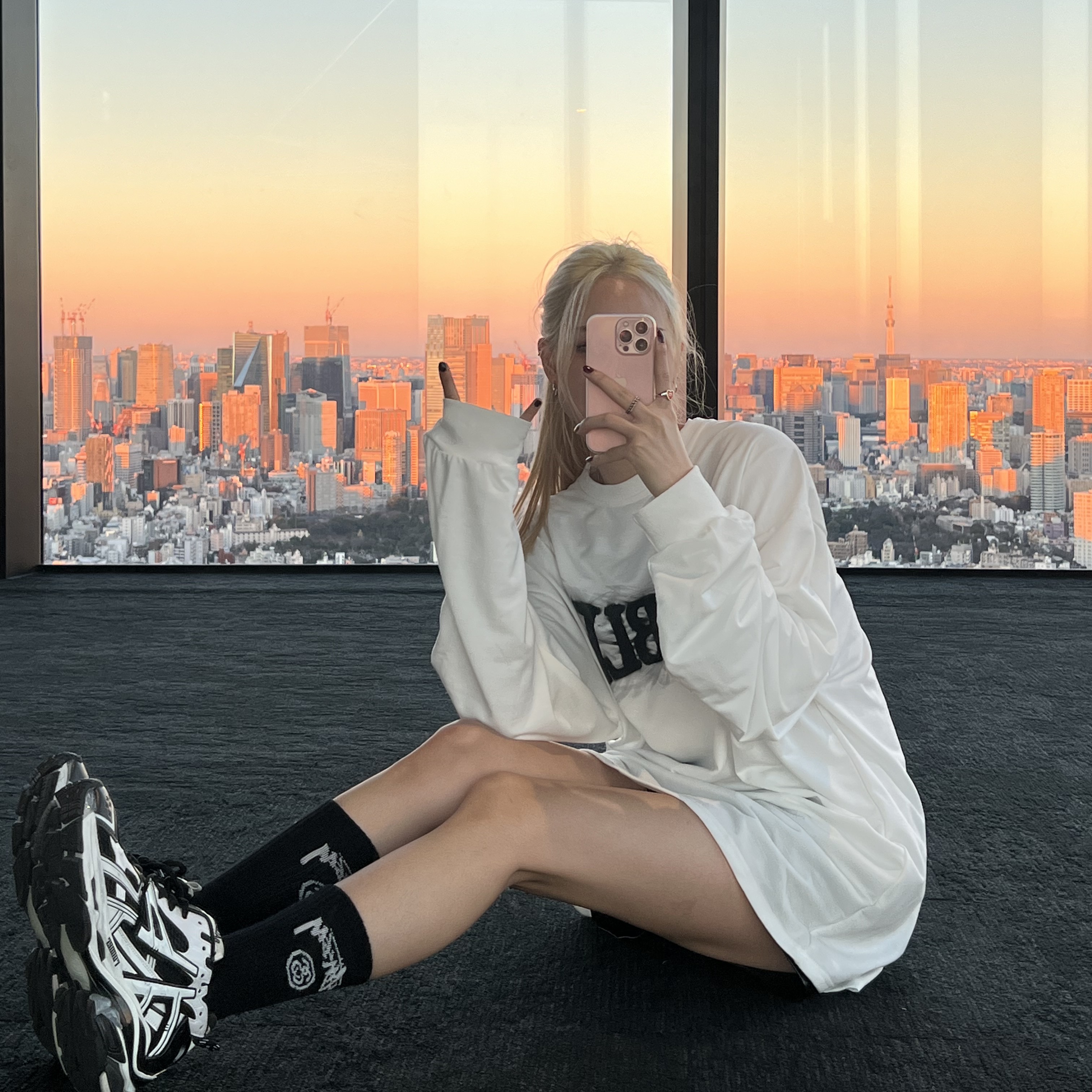 Balenciaga Runner Sneakers Black White 착용 스타일