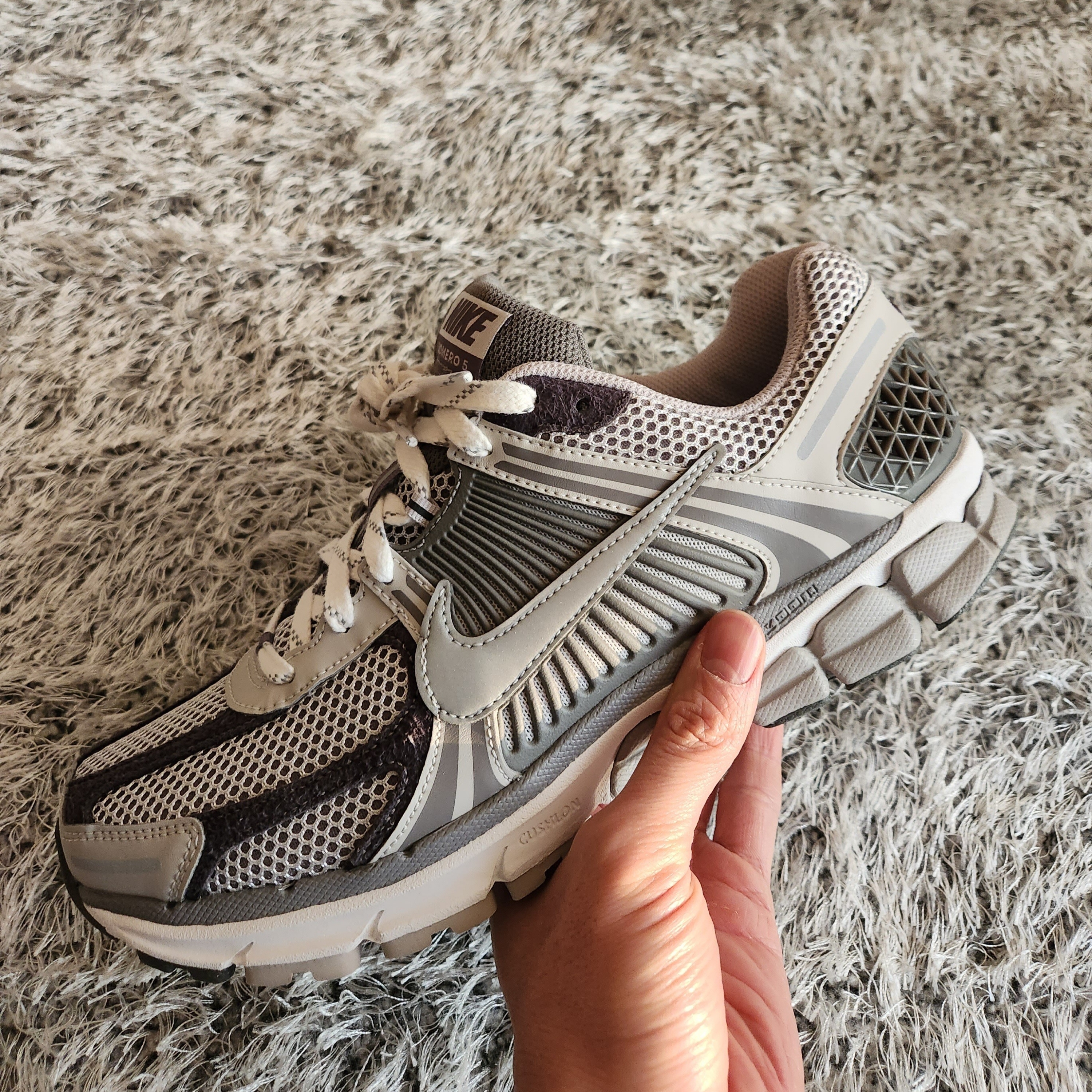 Nike Zoom Vomero 5 PRM Light Iron Ore and Flat Fewter 착용 스타일 - 1