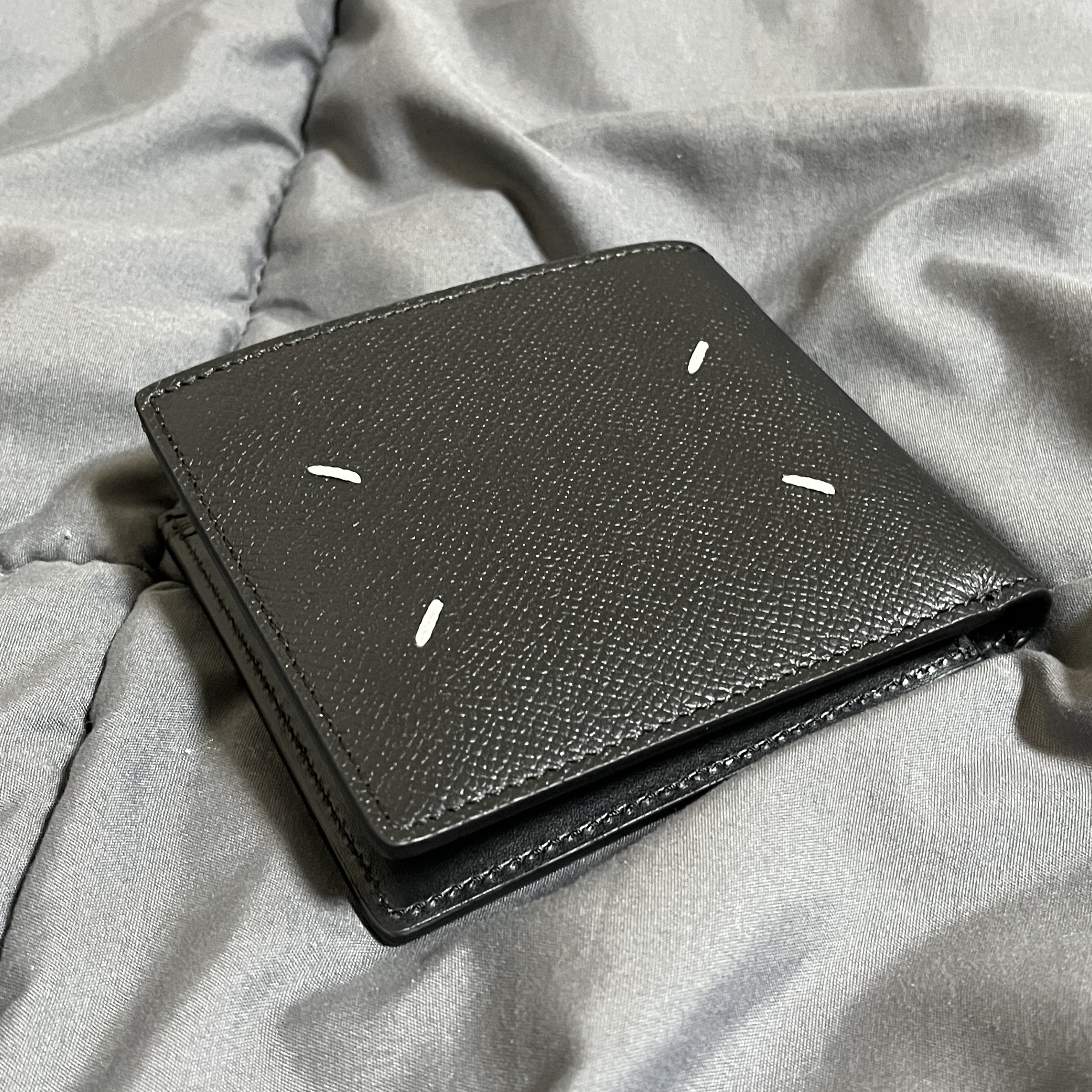 Maison Margiela Bovine Leather Bi-Fold Wallet Black 착용 스타일