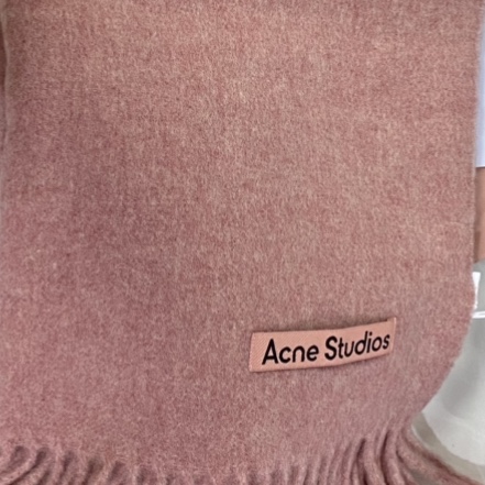 Acne Studios Narrow Wool Fringe Muffler Rose Melange 착용 스타일
