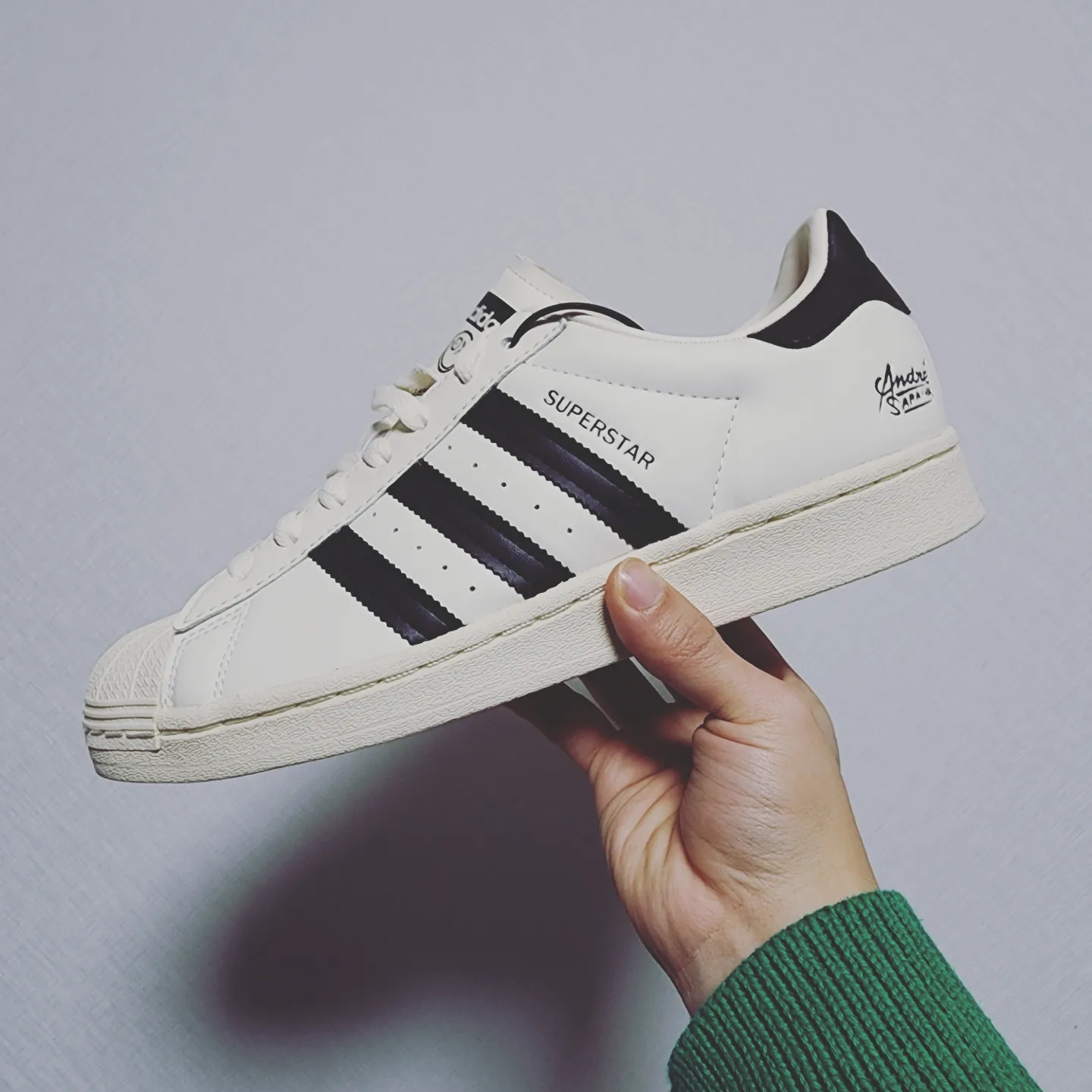 Adidas x Andre Saraiva Superstar Cream White Core Black 착용 스타일 - 1