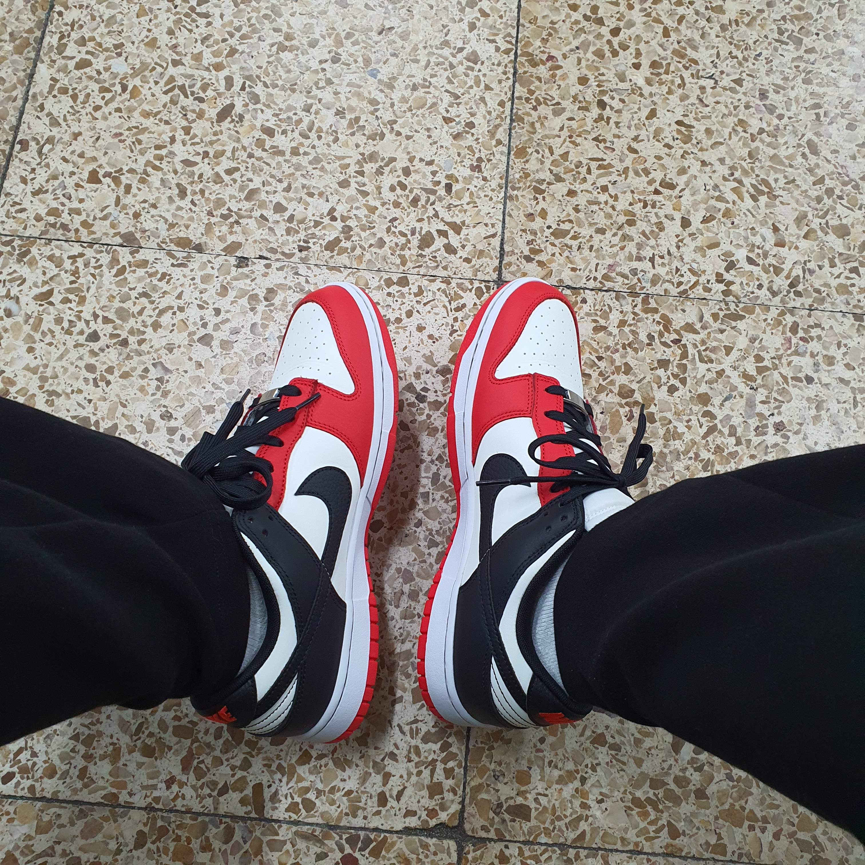 Nike x NBA Dunk Low Retro EMB Black and Chile Red 착용 스타일 - 2