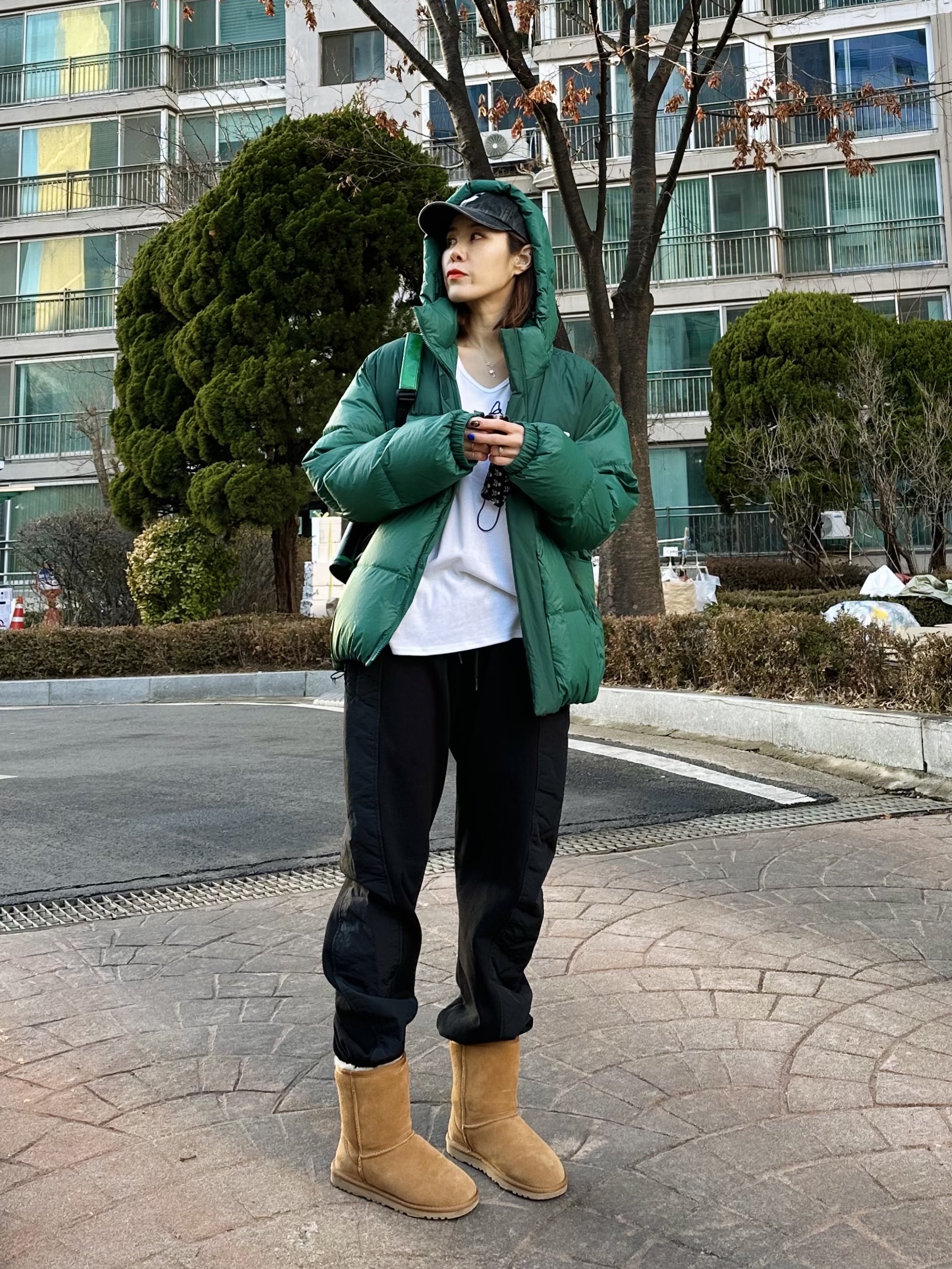 (W) UGG Classic Short II Boots Chestnut, Supreme Kevlar Denim S Logo 6-Panel Black - 22SS 착용 스타일 - 1