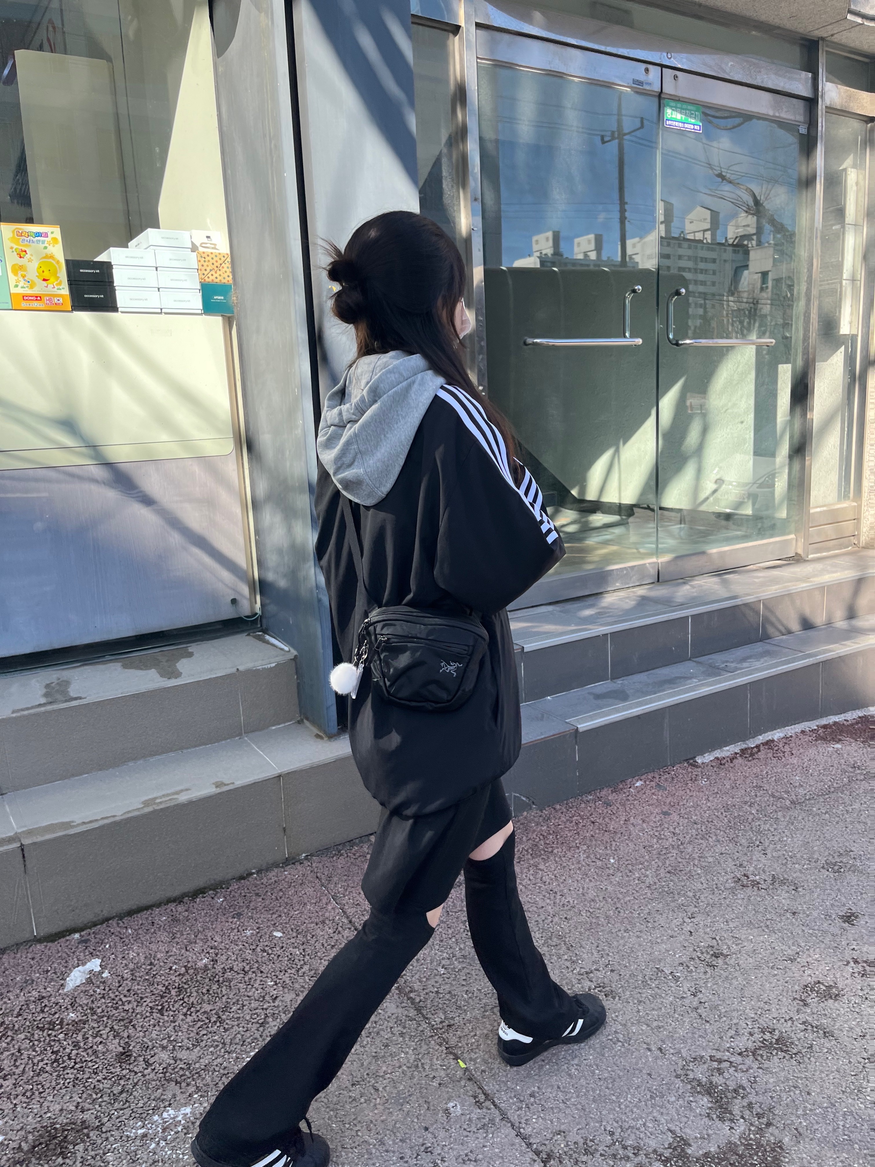 Arc'teryx Mantis 1 Waistpack Black, Adidas Superstar Core Black White 착용 스타일 - 1
