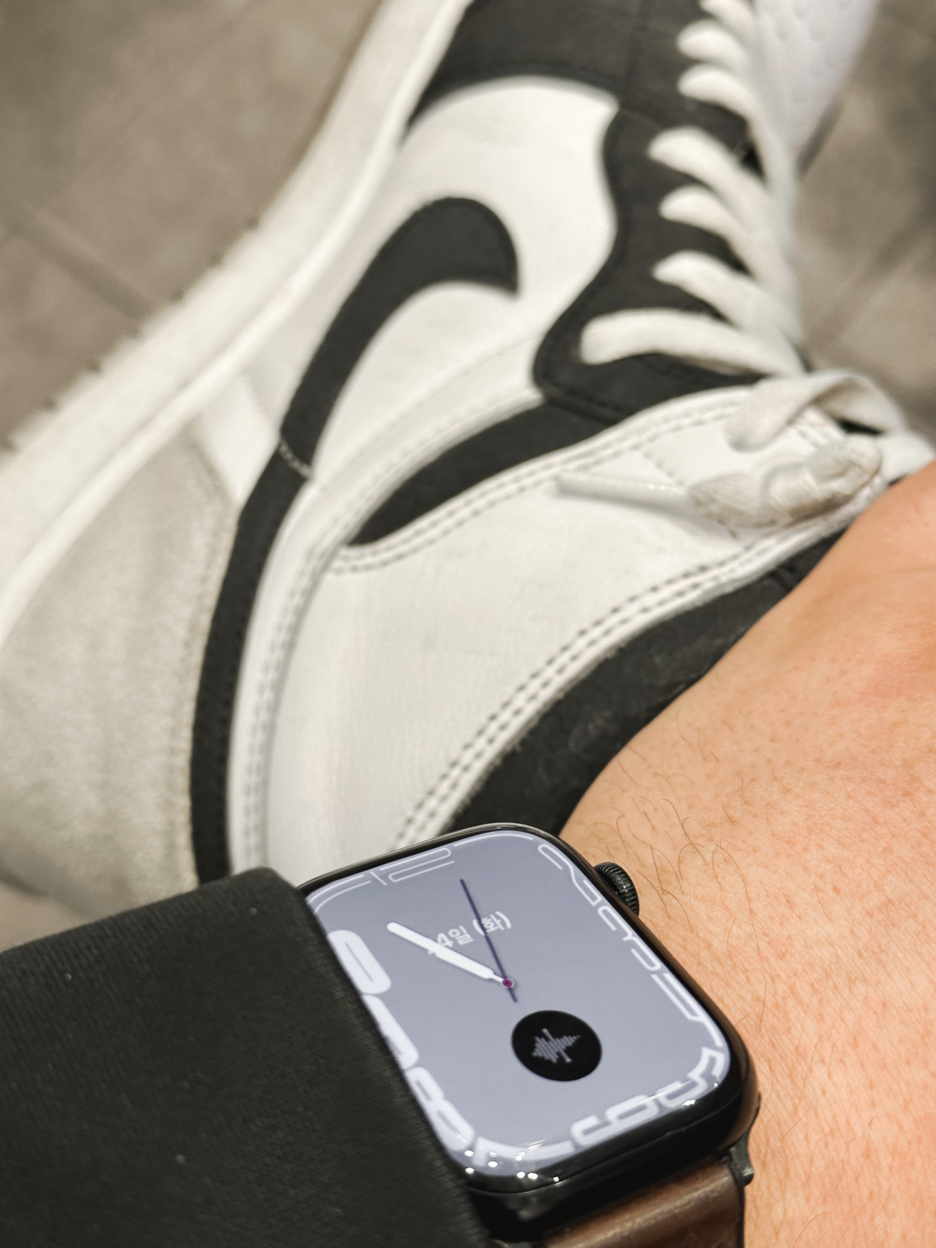 Jordan 1 Retro High OG Bleached Coral, Apple Watch Series 7 45mm GPS Midnight Aluminum Case with Sport Band Midnight (Korean Ver.) 착용 스타일