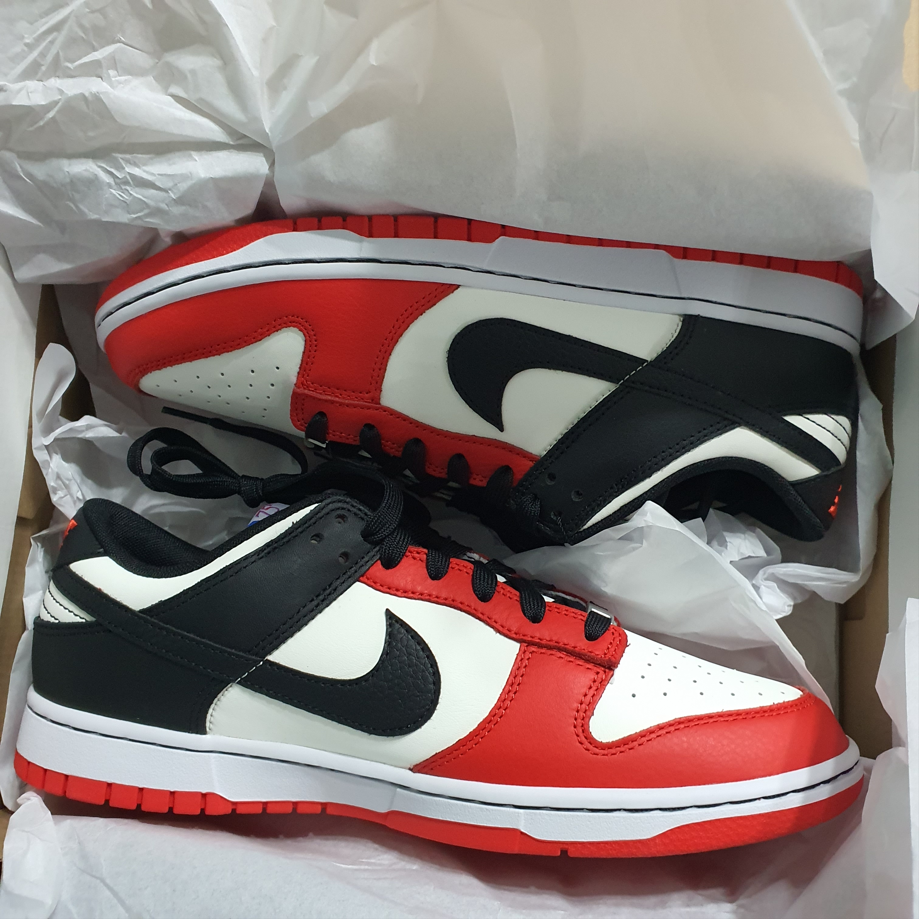 Nike x NBA Dunk Low Retro EMB Black and Chile Red 착용 스타일 - 1