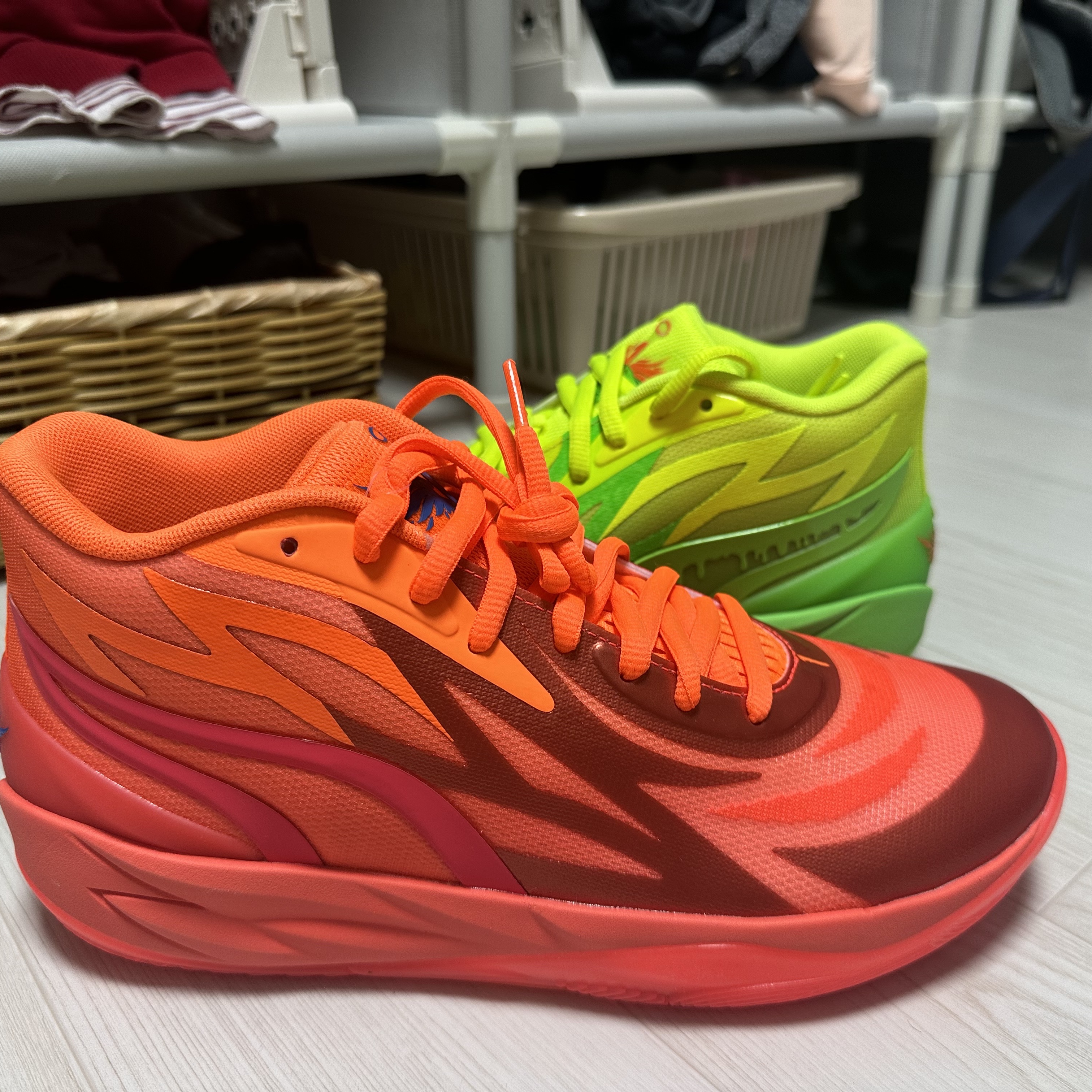 Puma MB.02 Lamelo Ball Fluro Green Lime Squeeze, Puma MB.02 Lamelo Ball Fiery Coral 착용 스타일 - 3