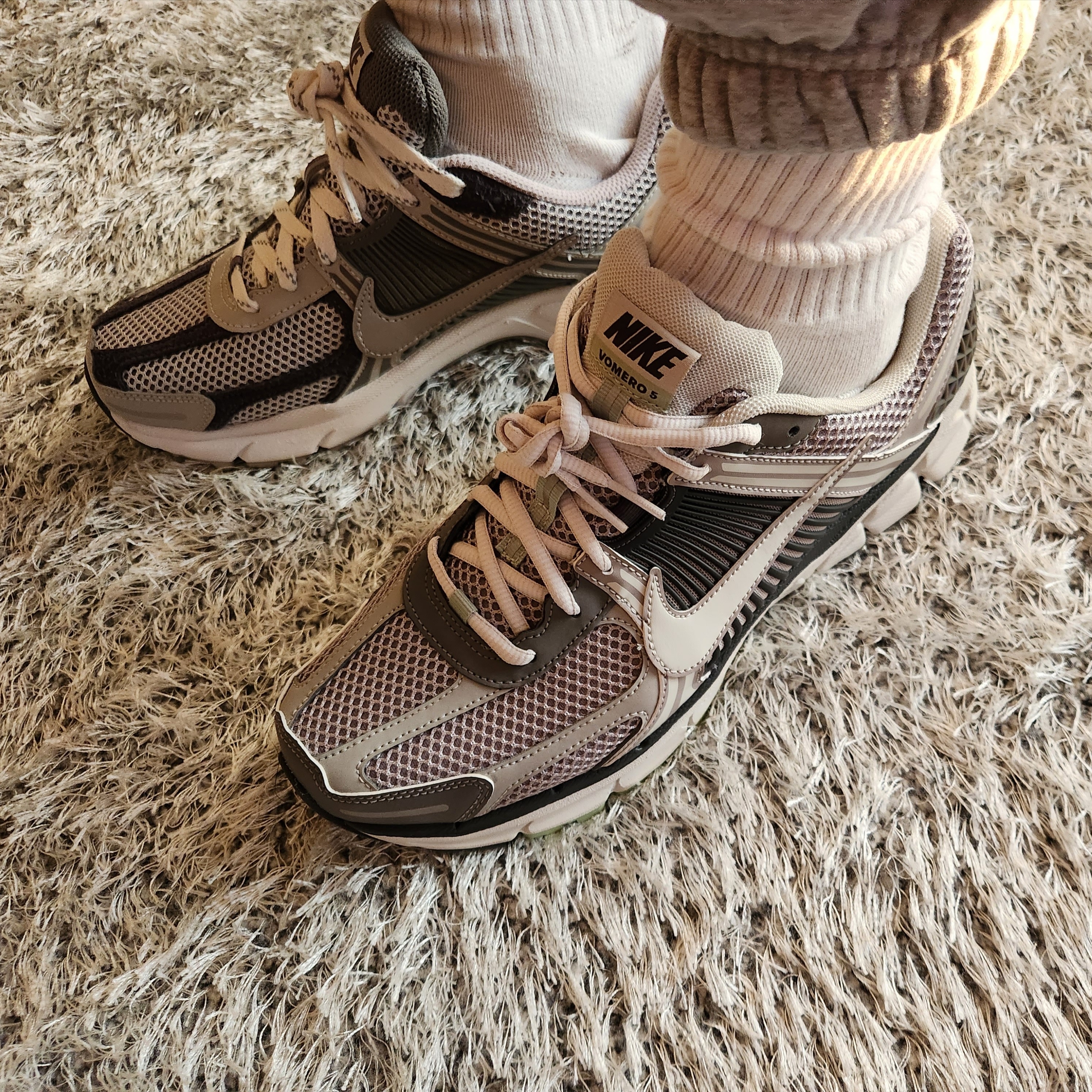 Nike Zoom Vomero 5 PRM Light Iron Ore and Flat Fewter 착용 스타일 - 2