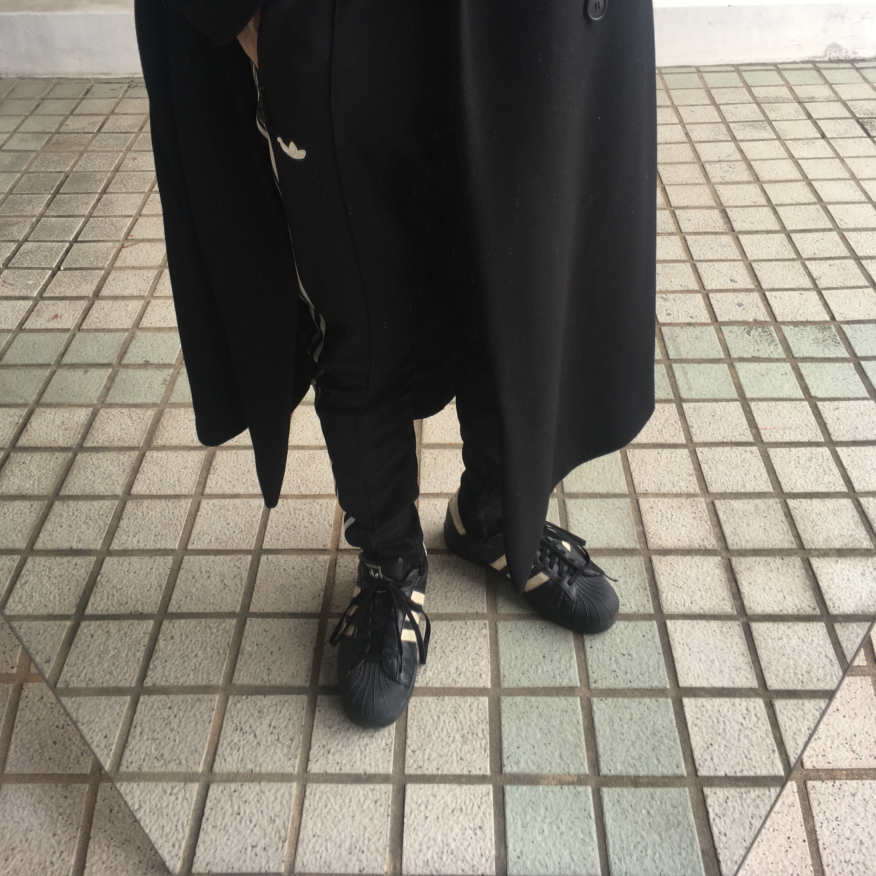 Zara x Ader Error Oversized Wool Coat Black, Adidas Superstar Core Black White 착용 스타일 - 2