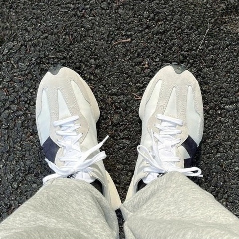 New Balance 327 White Black 착용 스타일