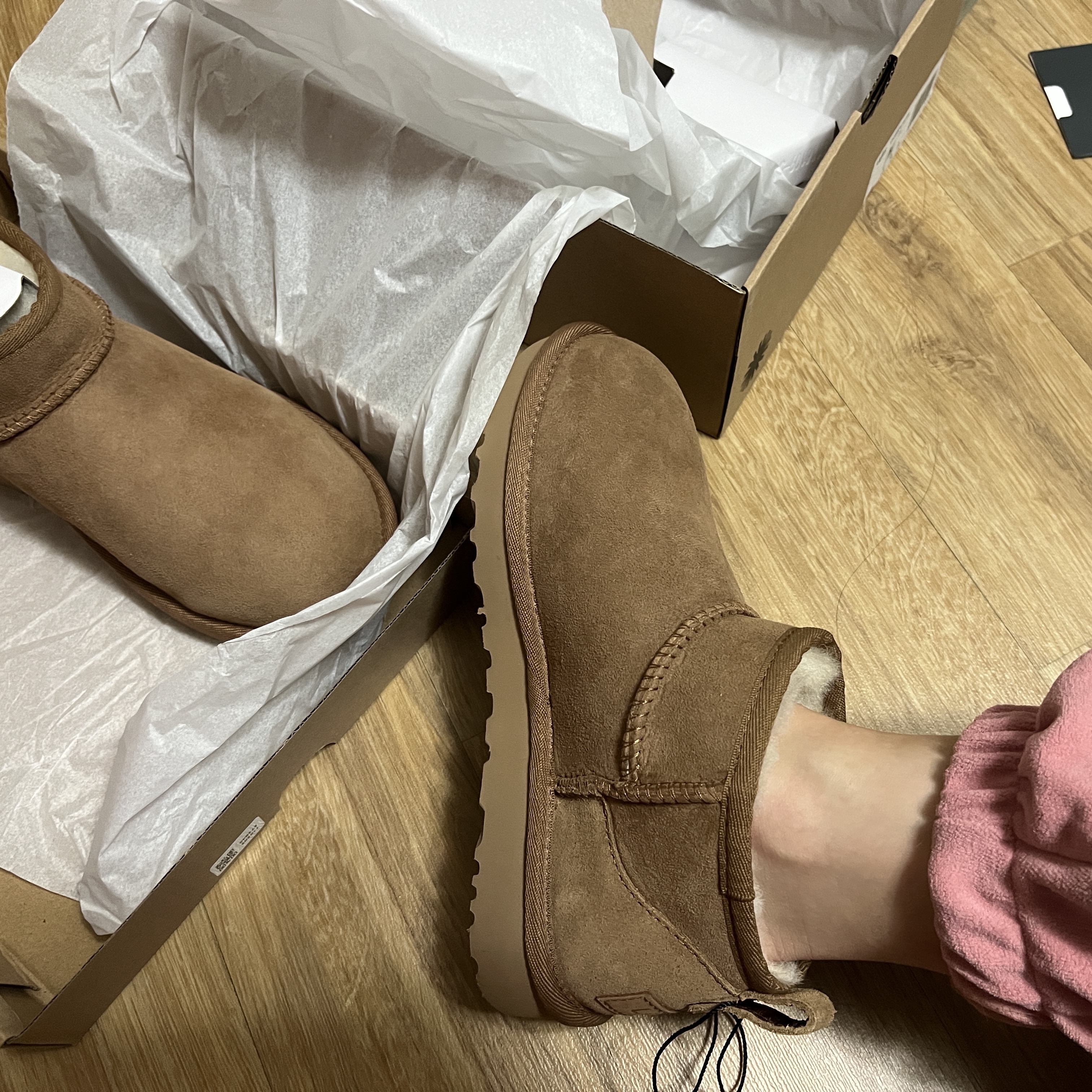 (W) UGG Classic Ultra Mini Boots Chestnut 착용 스타일