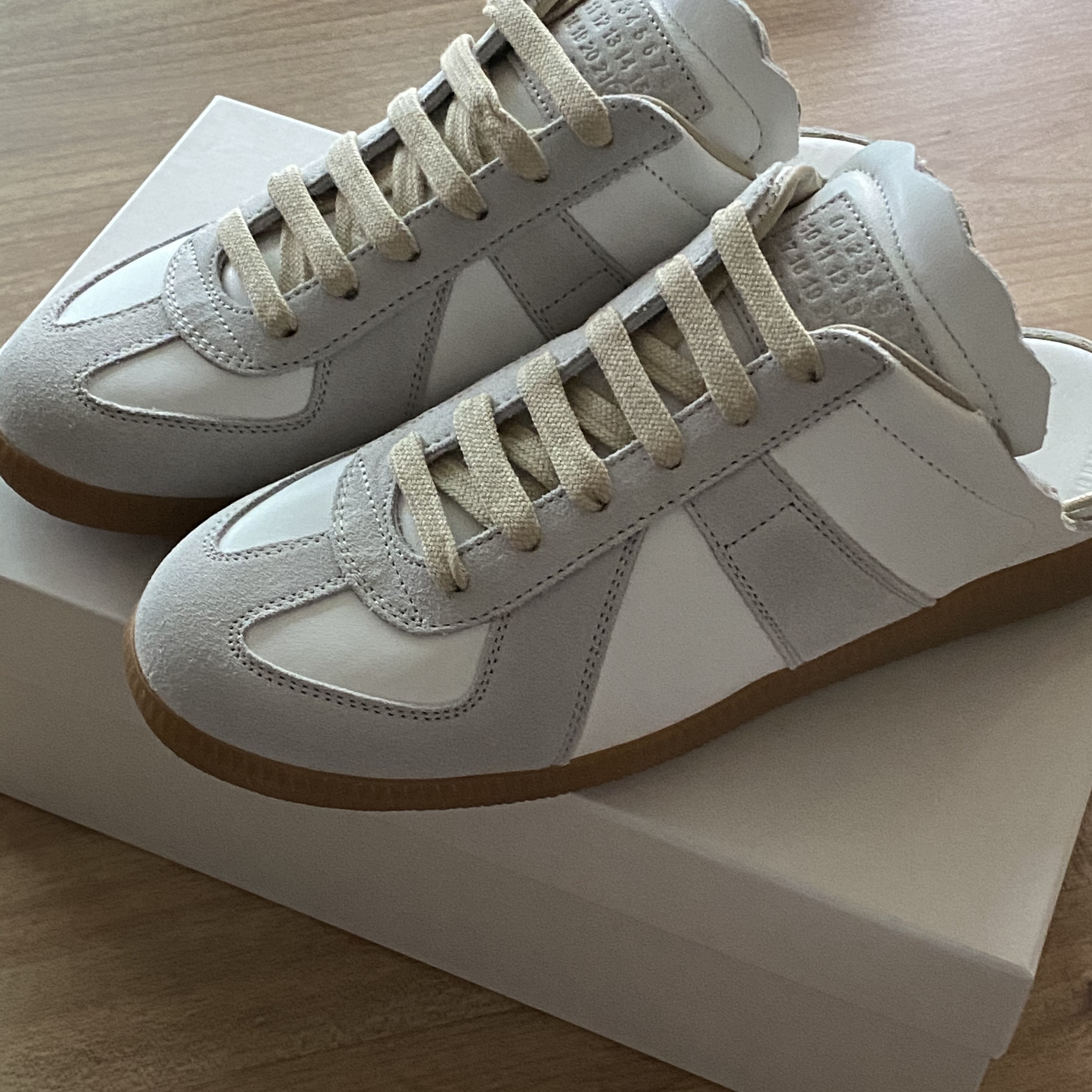 (W) Maison Margiela Replica Cut-Out Sneakers Light Grey 착용 스타일