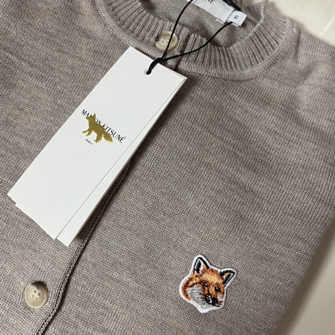 (W) Maison Kitsune Fox Head Patch Adjusted R-Neck Cardigan Beige Melange 착용 스타일