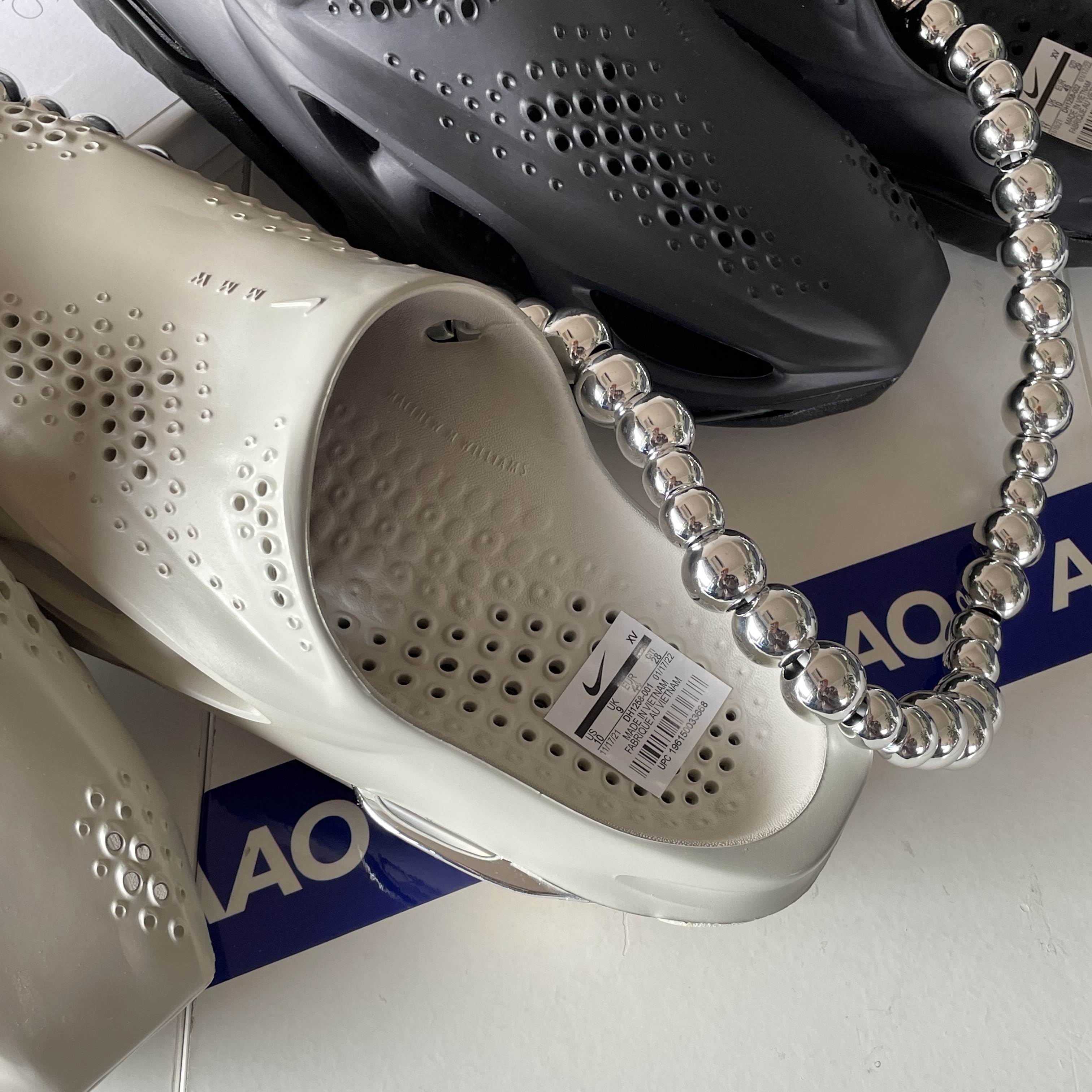 Nike x Matthew M Williams 005 Slide Light Bone and Chrome, Nike x Matthew M Williams 005 Slide Black 착용 스타일 - 2