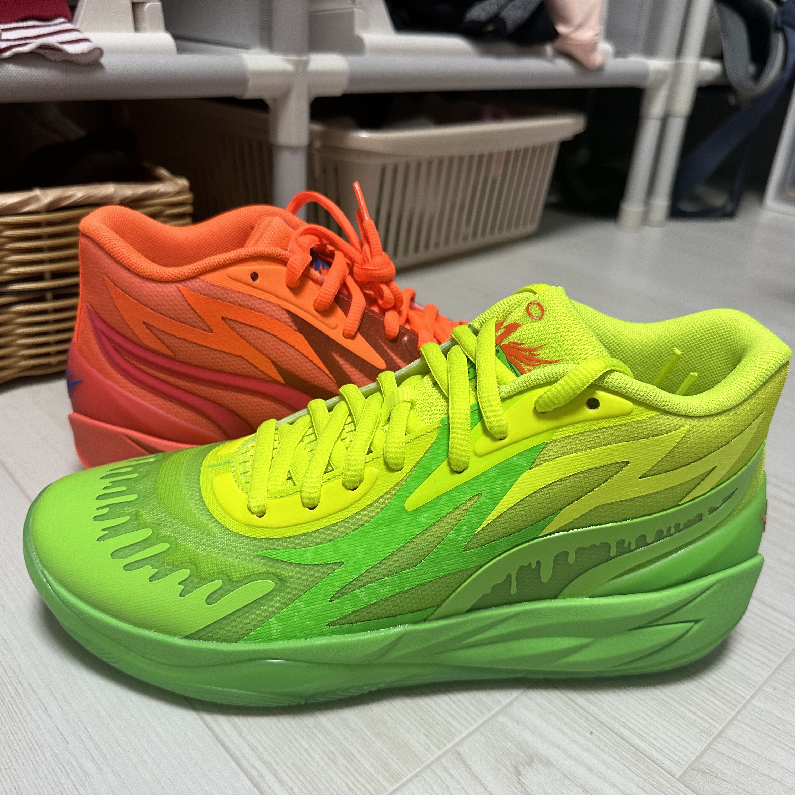 Puma MB.02 Lamelo Ball Fluro Green Lime Squeeze, Puma MB.02 Lamelo Ball Fiery Coral 착용 스타일 - 4