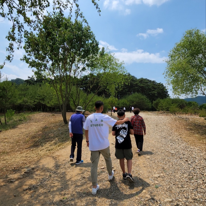 IAB Studio T-Shirt White Light Green, Stussy Fuzzy Dice T-Shirt Black 착용 스타일