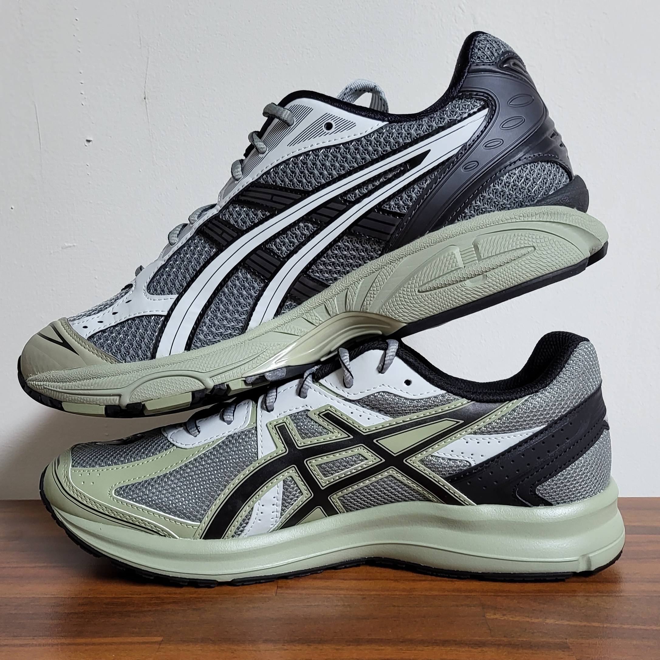 Asics UB1-S Gel-Kayano 14 Piedmont Grey, Asics Jog 100 S Sheet Rock - 2E Wide 착용 스타일 - 3