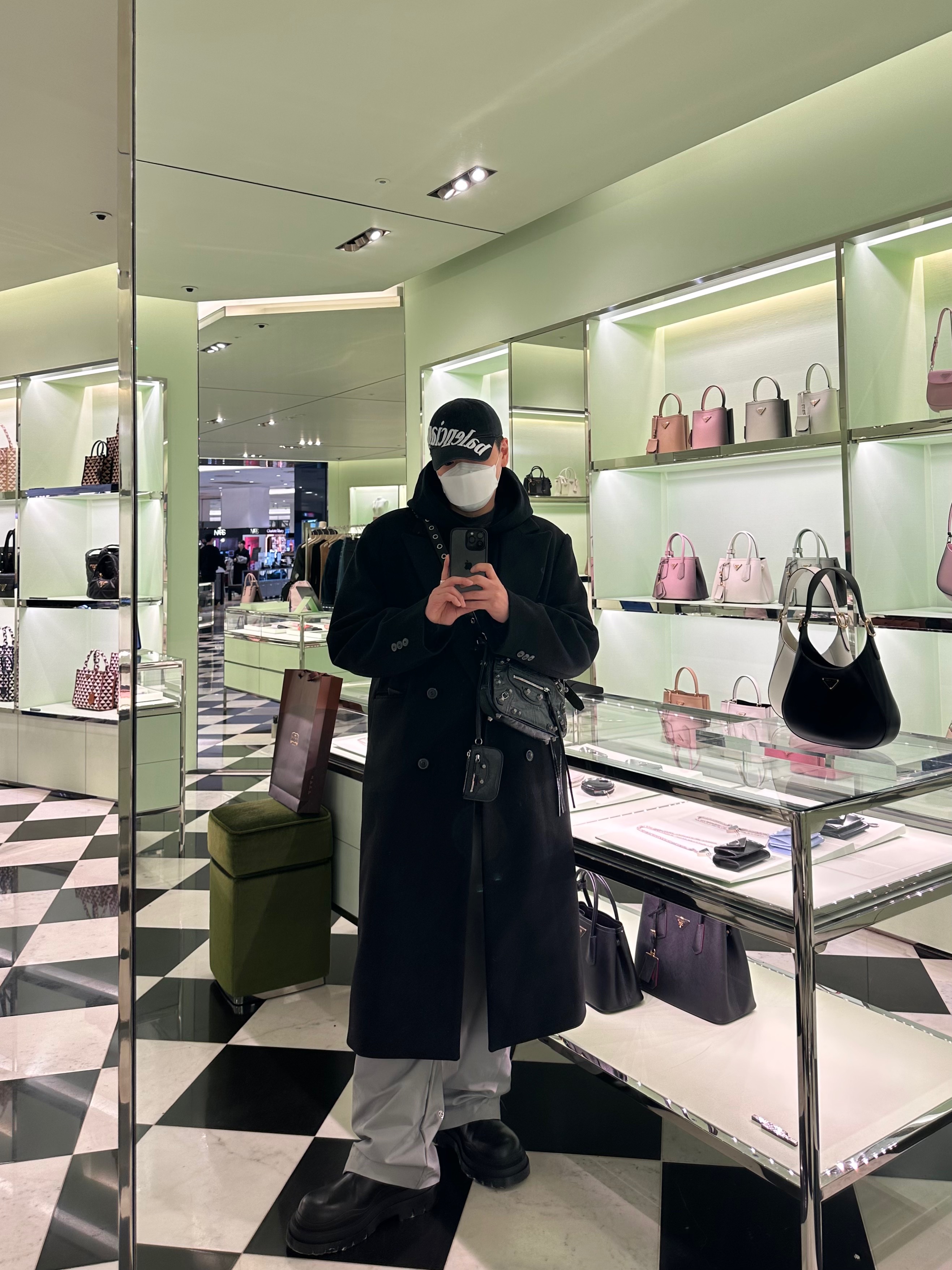 Yeezy Gap Engineered By Balenciaga Flame Cap Black, Balenciaga Arena Lambskin Le Cagole XS Shoulder Bag Black 착용 스타일 - 3