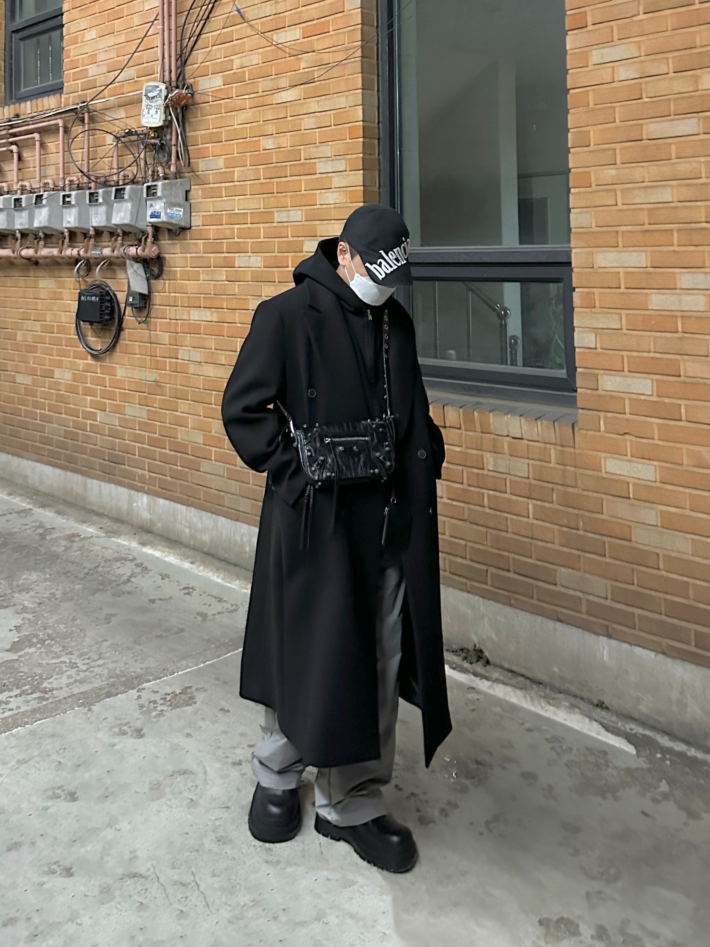 Yeezy Gap Engineered By Balenciaga Flame Cap Black, Balenciaga Arena Lambskin Le Cagole XS Shoulder Bag Black 착용 스타일 - 2