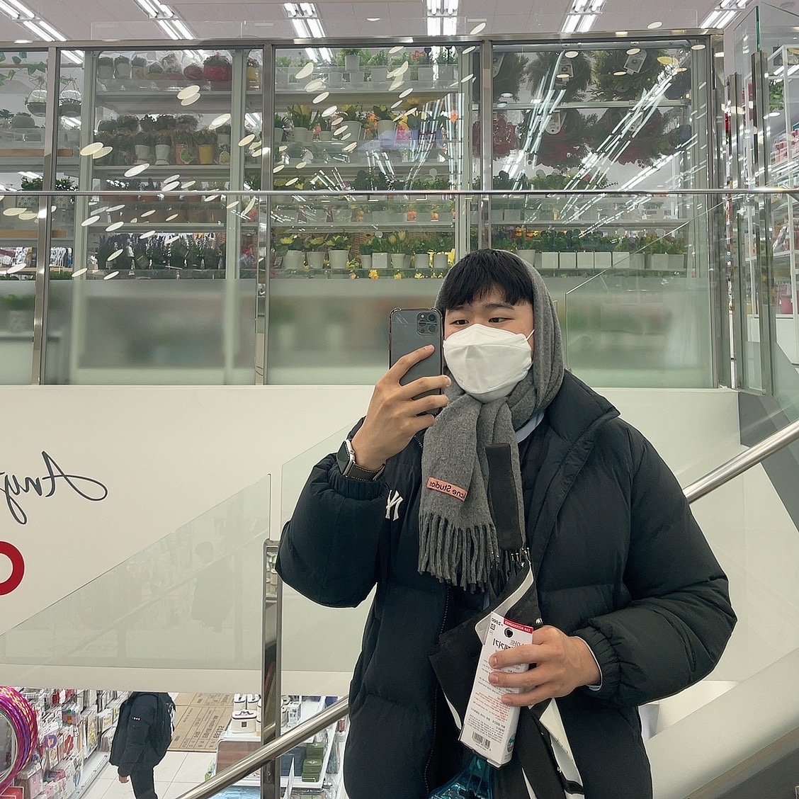 Acne Studios Narrow Wool Fringe Muffler Grey Melange 착용 스타일
