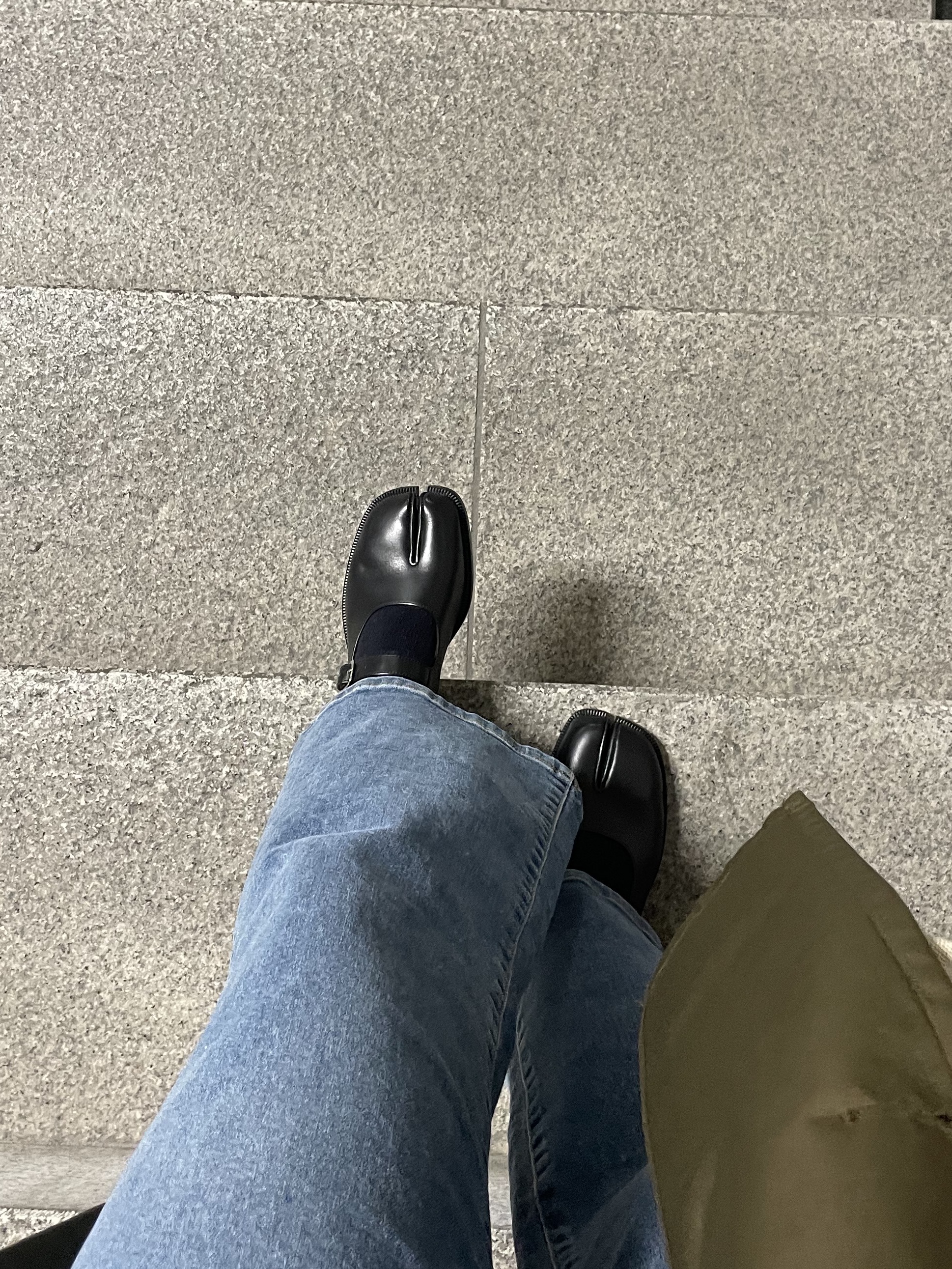(W) Maison Margiela Box Calf Tabi Court Shoe Black 착용 스타일 - 2
