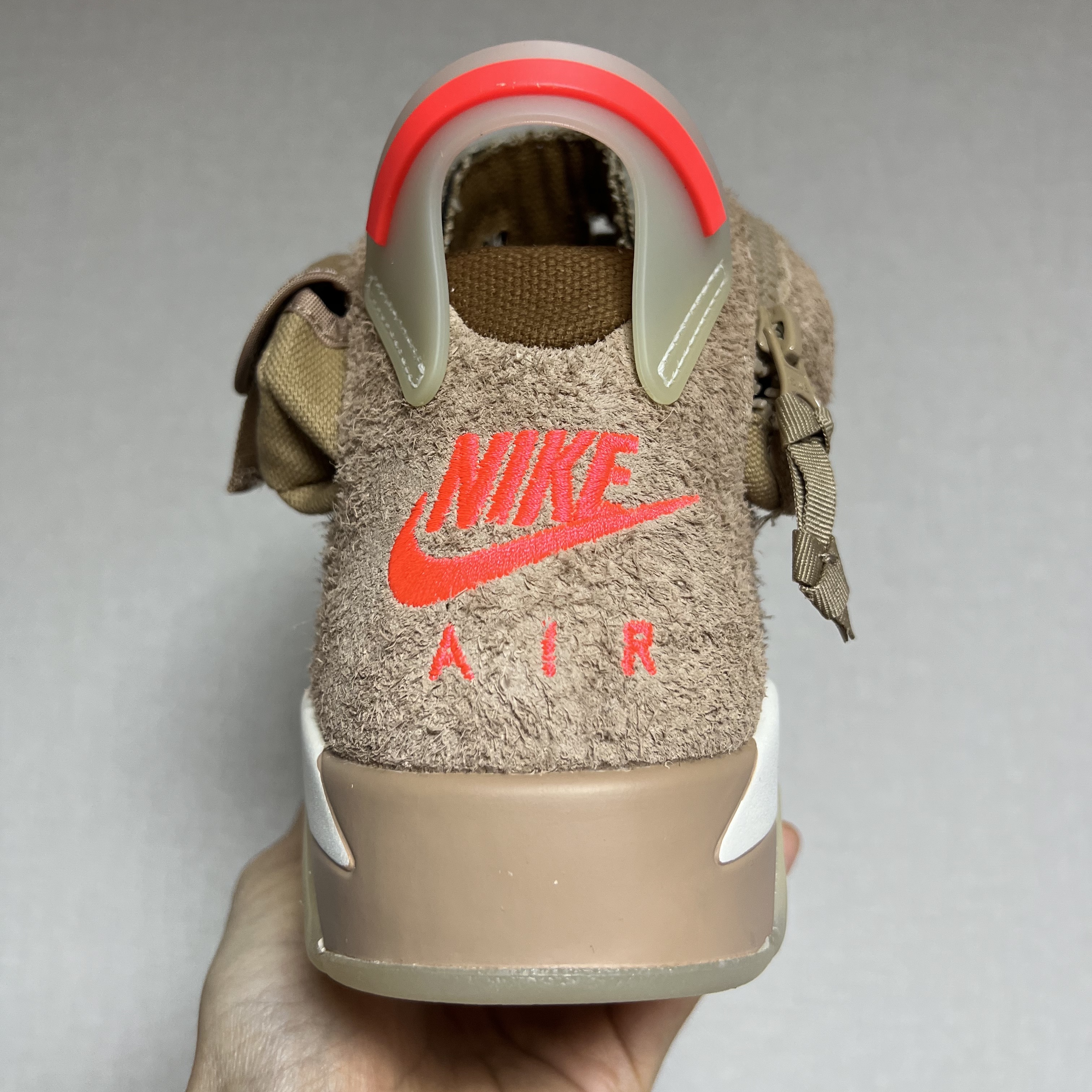 Jordan 6 x Travis Scott Retro SP British Khaki 착용 스타일 - 3