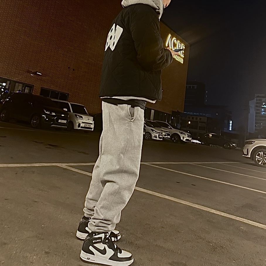 Nike x Stussy Air Force 1 '07 Mid SP Black and Light Bone, Nike x Stussy NRG RA Fleece Pants Dark Grey Heather (DJ9490-063) 착용 스타일