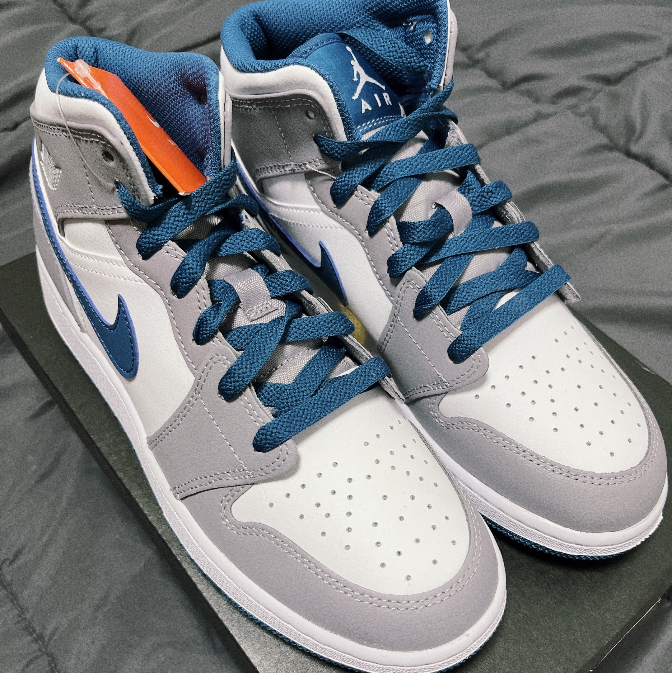 (GS) Jordan 1 Mid Cement Grey True Blue 착용 스타일 - 1