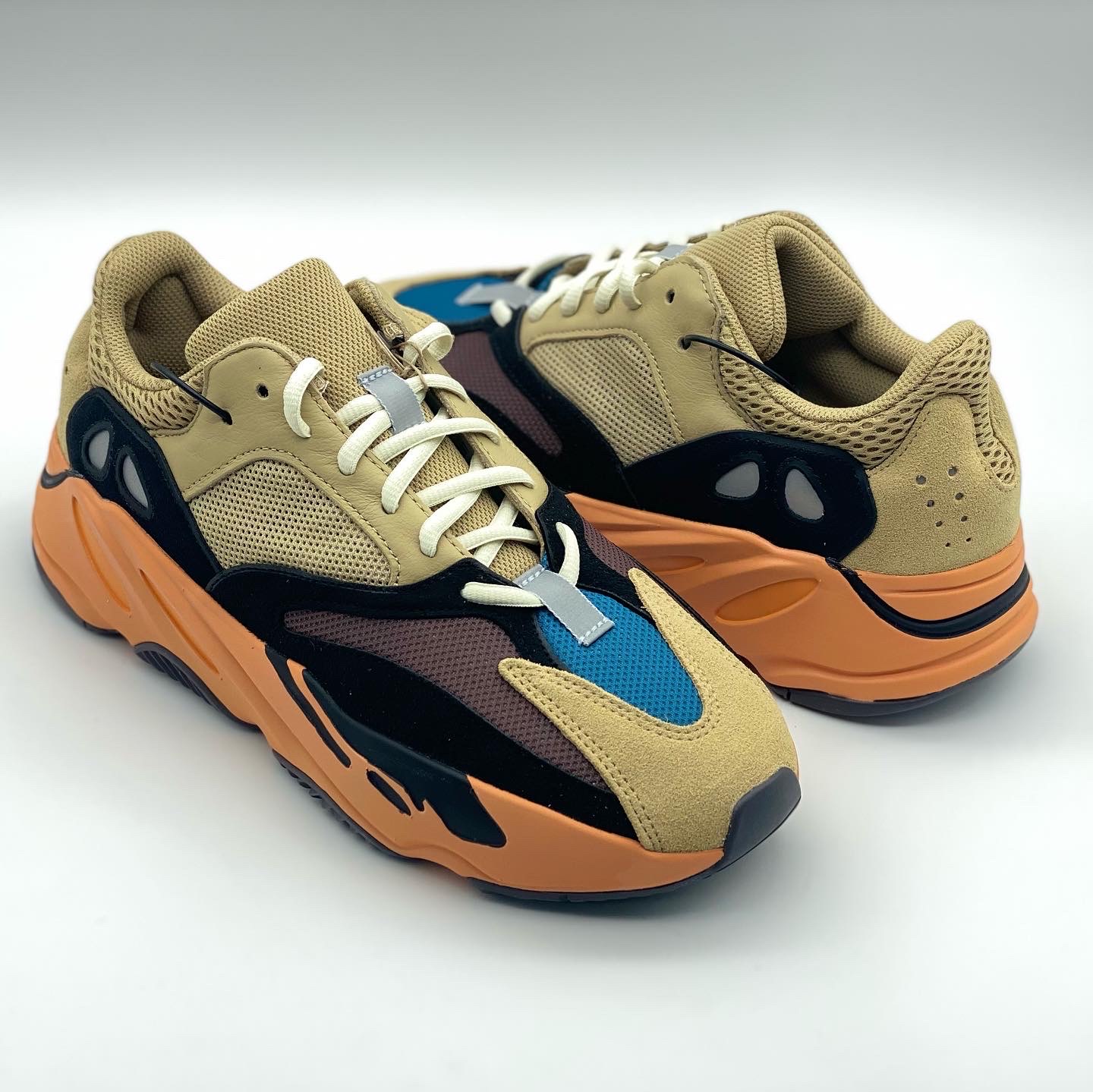 Adidas Yeezy Boost 700 Enflame Amber 착용 스타일 - 2