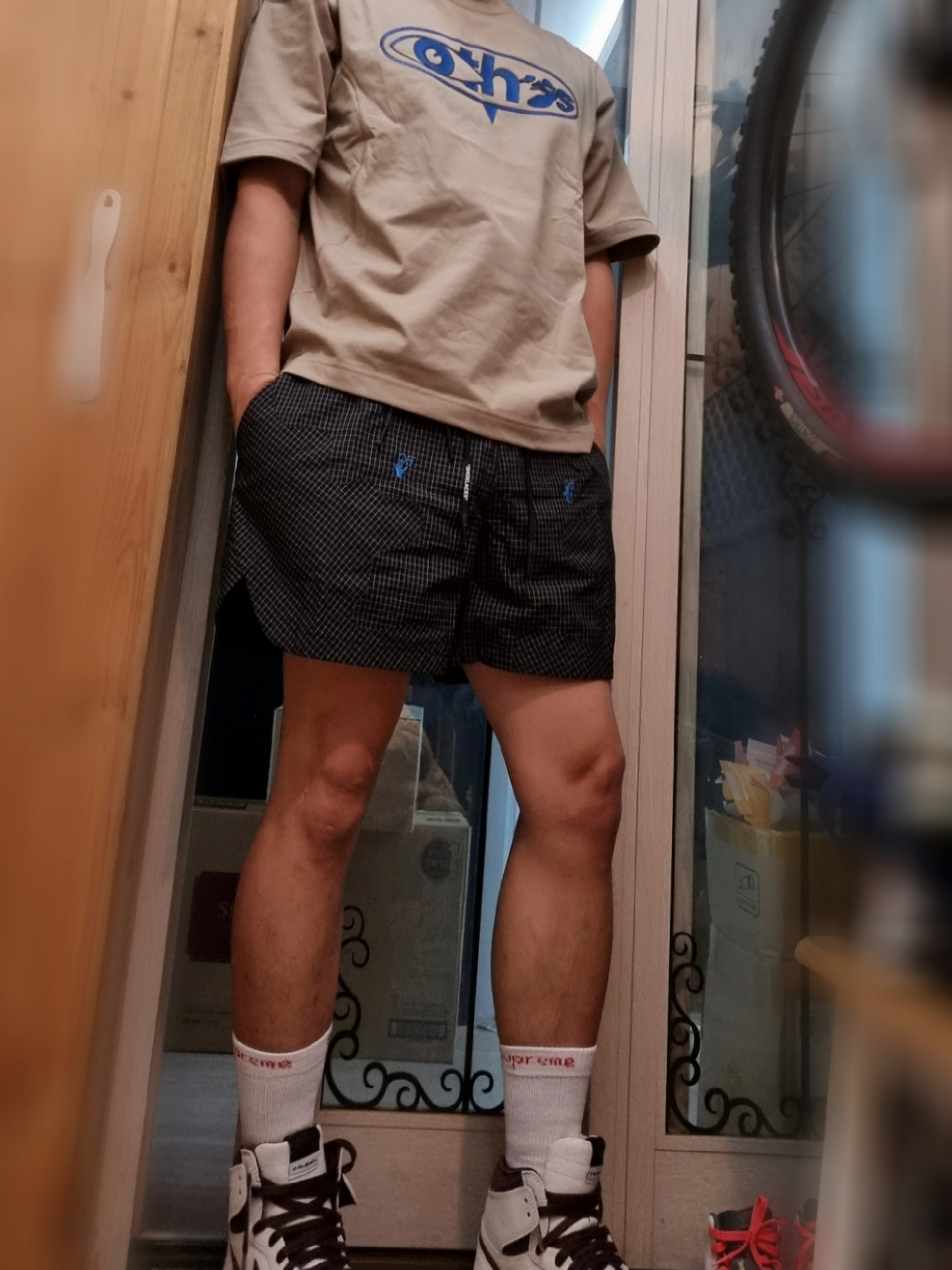 Jordan 1 x A Ma Maniere Retro High OG SP Sail and Burgundy, Nike x Off-White NRG T-Shirt Khaki - Asia 착용 스타일