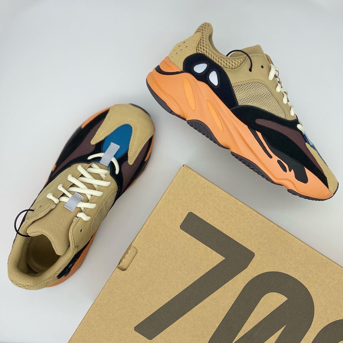 Adidas Yeezy Boost 700 Enflame Amber 착용 스타일 - 5