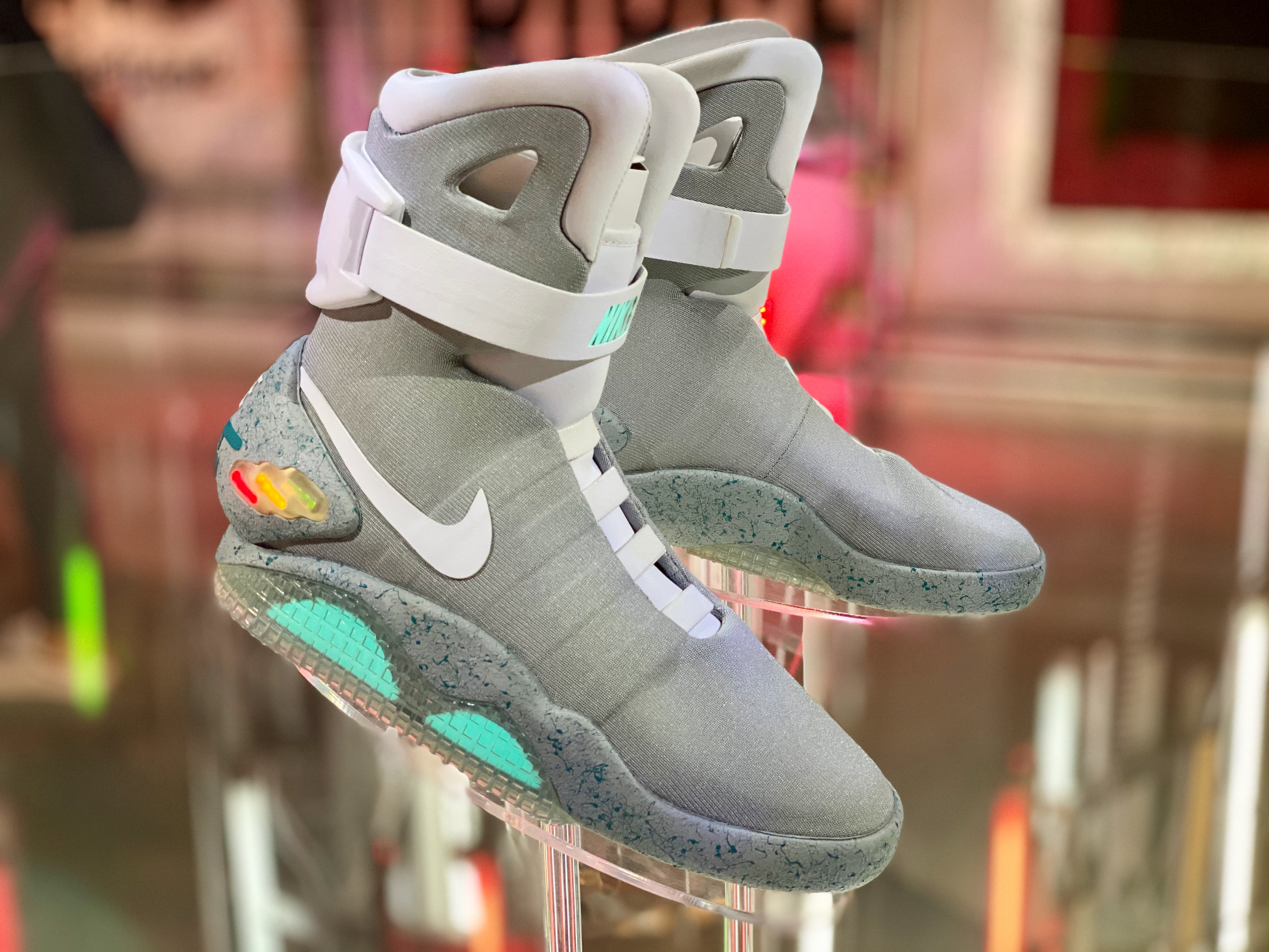 Nike MAG Back to the Future 2011 착용 스타일