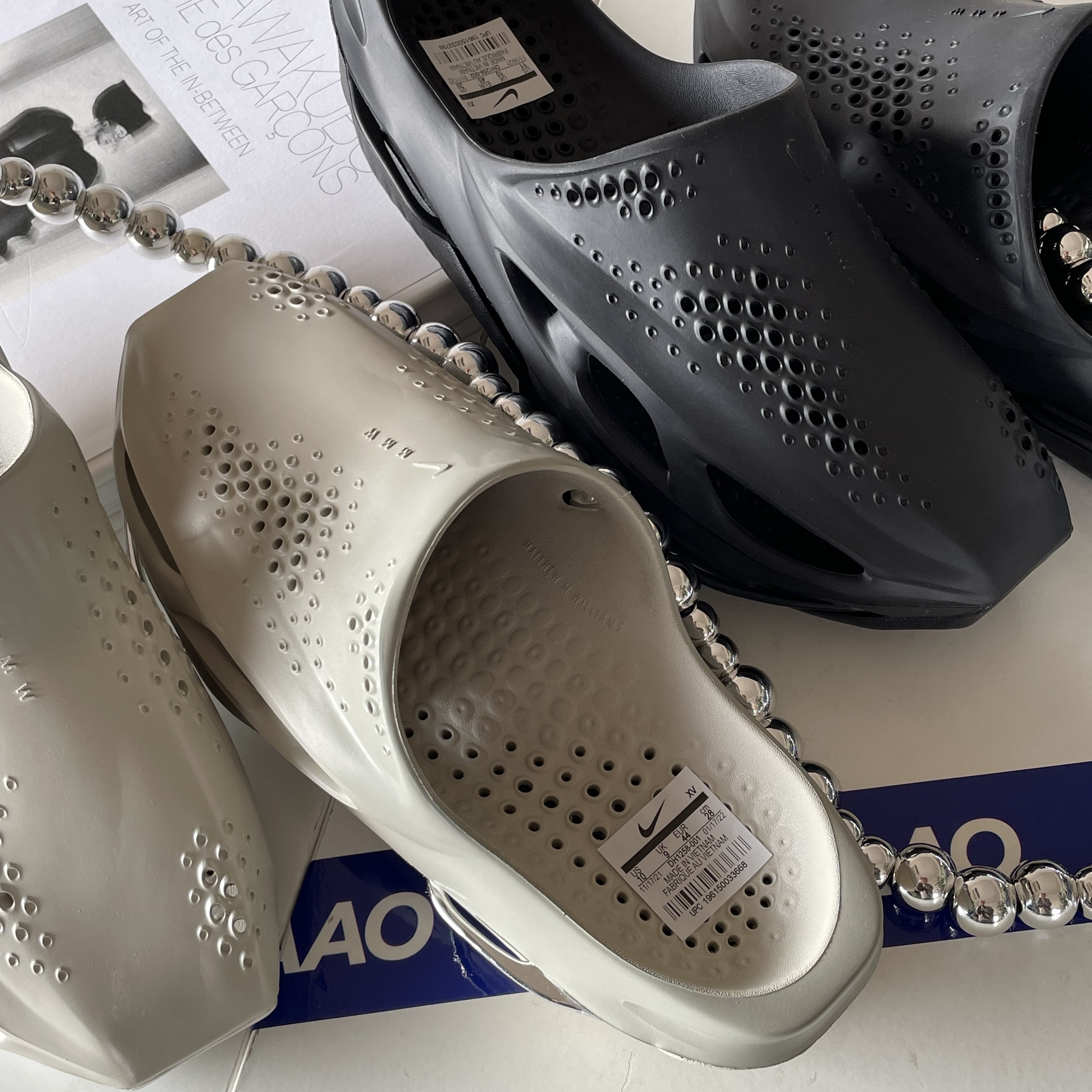 Nike x Matthew M Williams 005 Slide Light Bone and Chrome, Nike x Matthew M Williams 005 Slide Black 착용 스타일 - 3