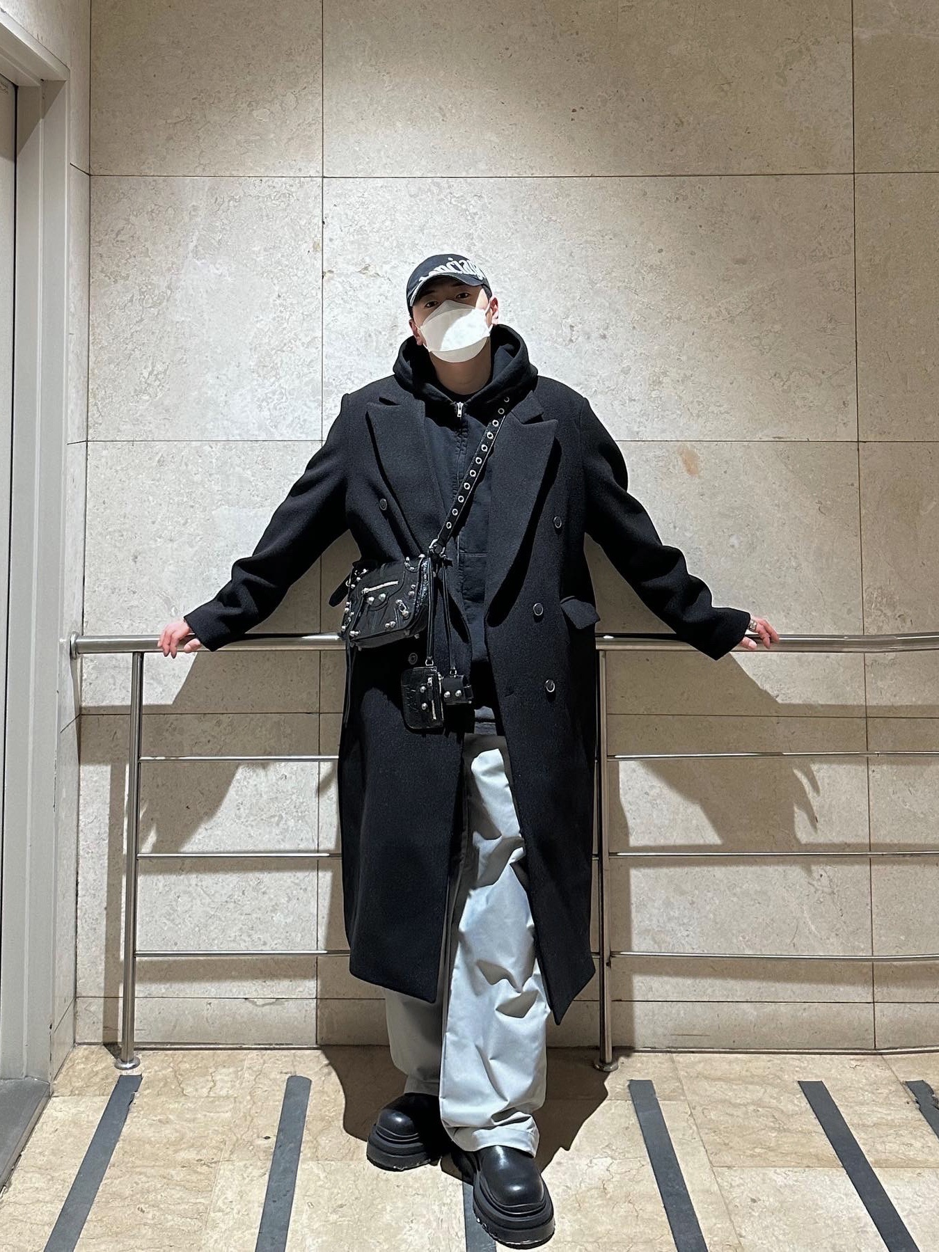 Yeezy Gap Engineered By Balenciaga Flame Cap Black, Balenciaga Arena Lambskin Le Cagole XS Shoulder Bag Black 착용 스타일 - 4