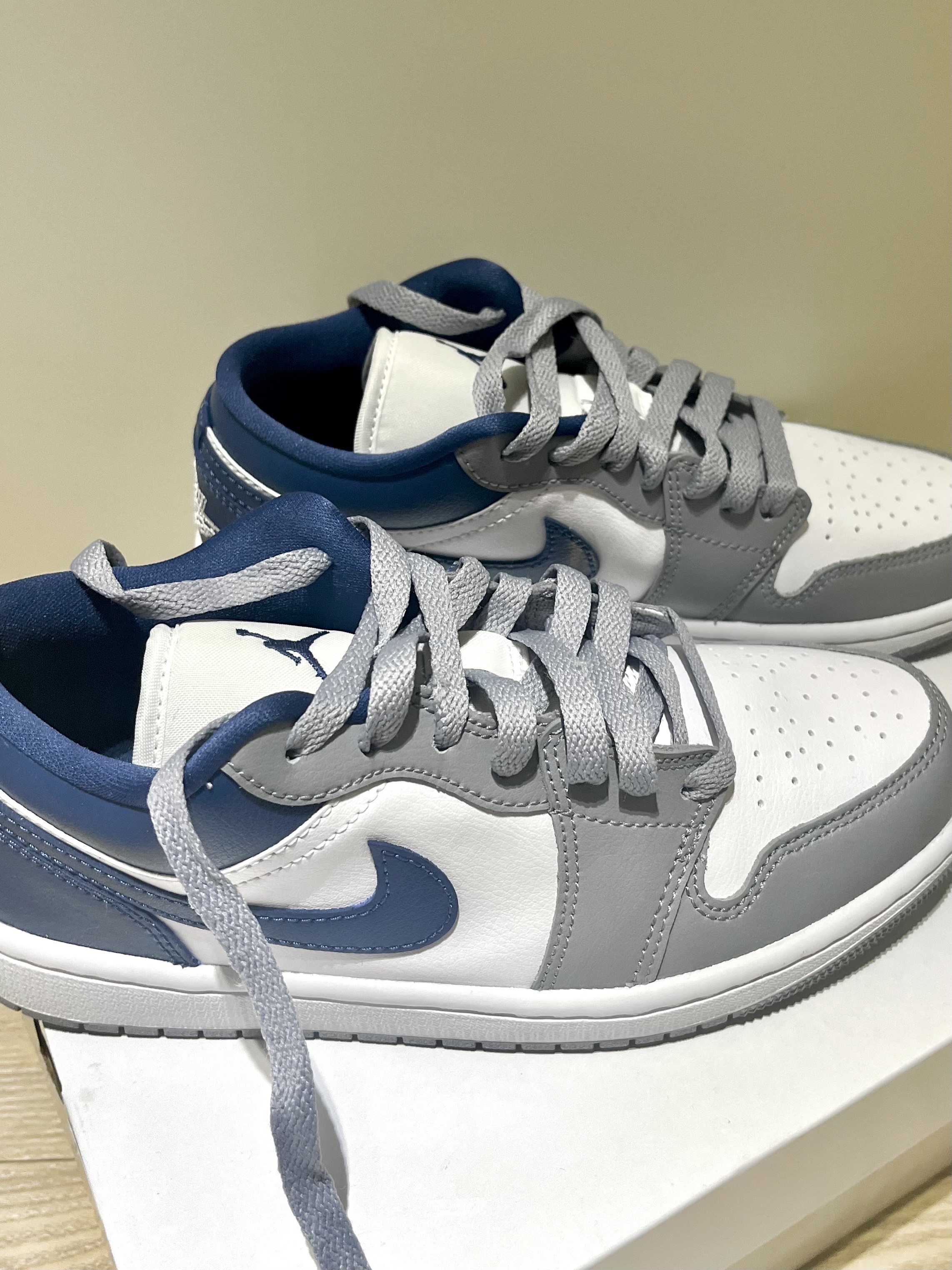 (W) Jordan 1 Low White Grey Blue 착용 스타일 - 1